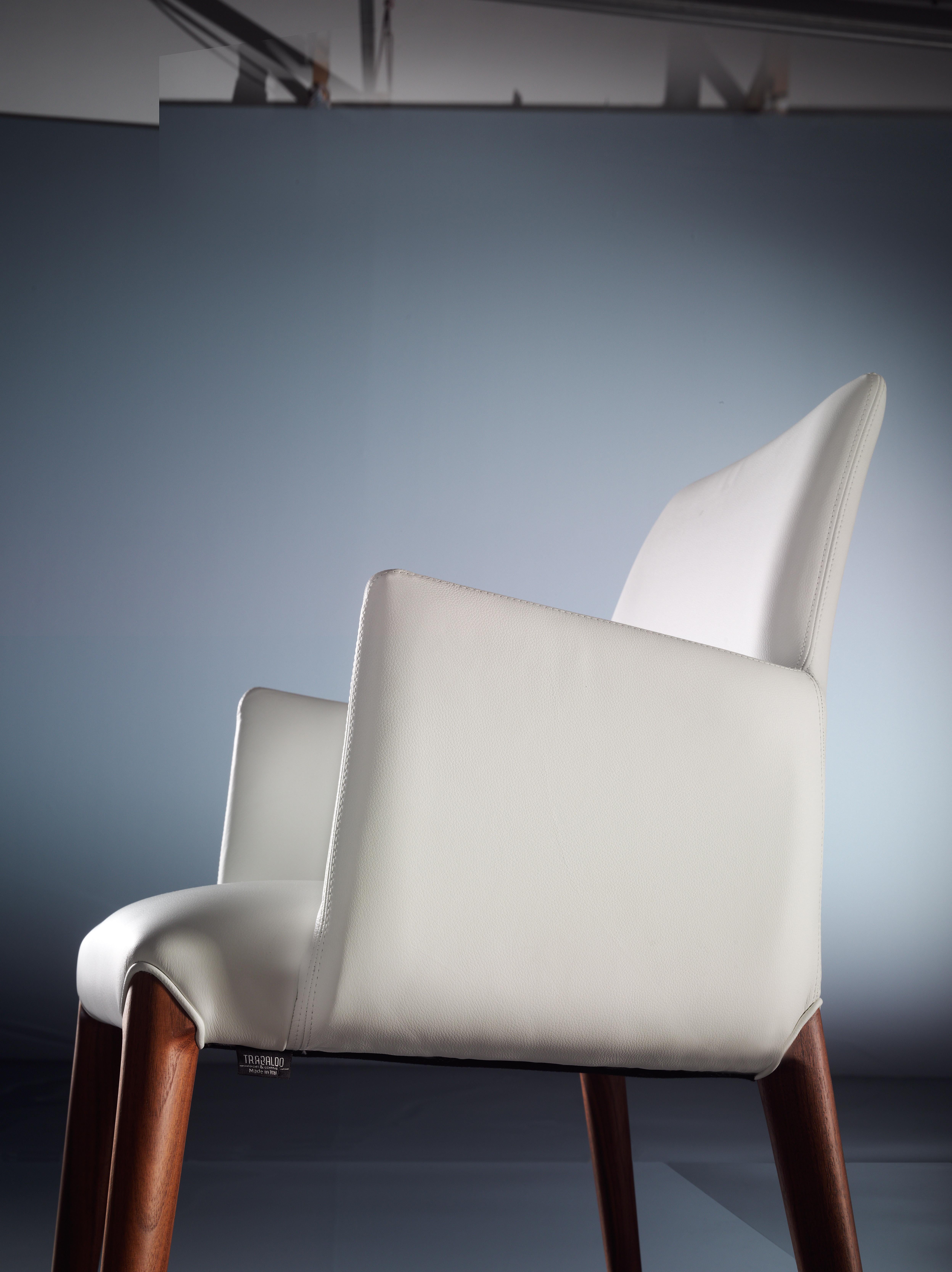 The armchair Ines is the excellent italian manufactures.
The frame in solid wood is curved by hand and work with skill.
The padding is soft ,comfortable and at the same time long-lasting, the leather and all the materials of Italian origin.
The top