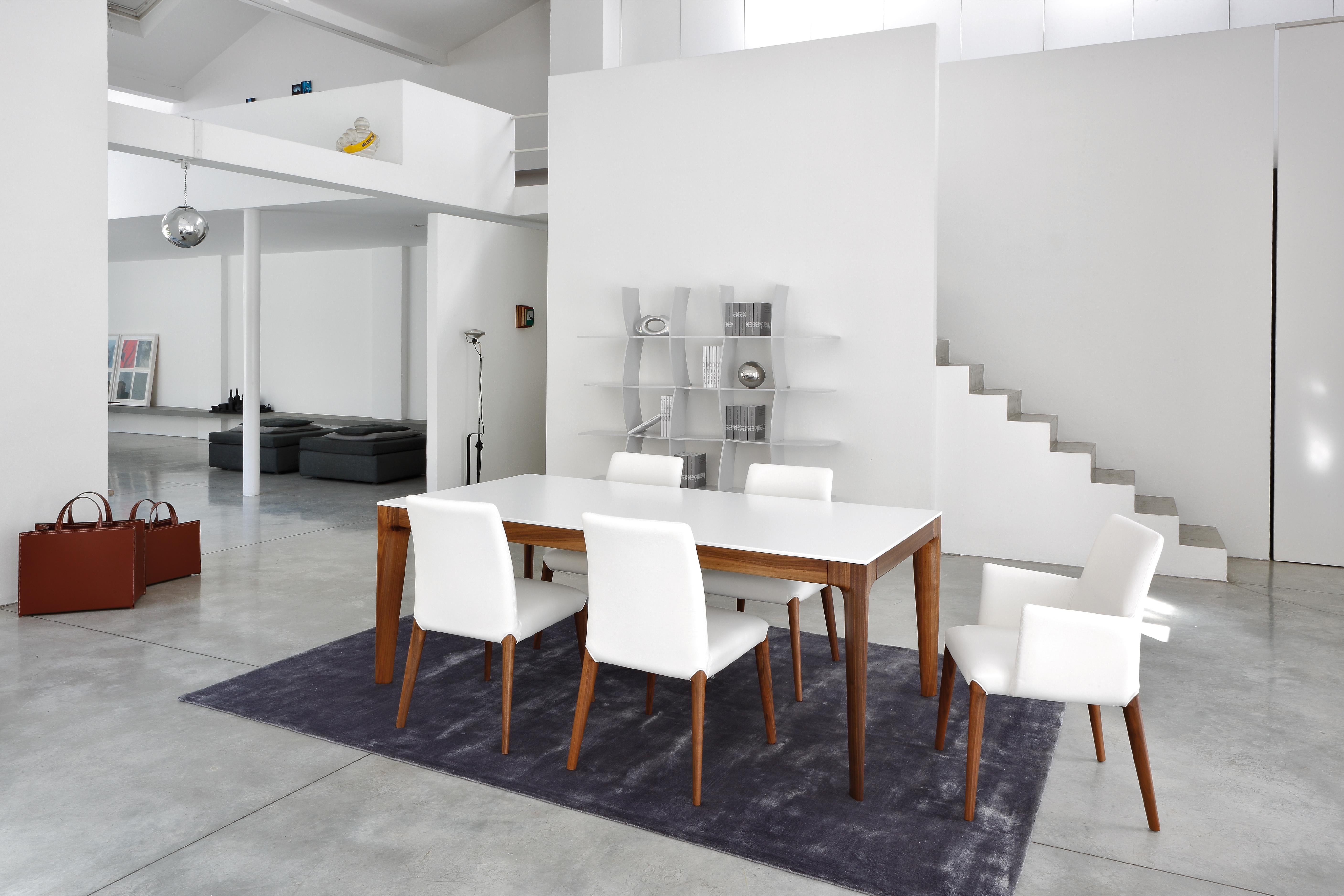 Sessel-Kunstwerk. Ines aus grünem Leder für Wohnzimmer oder Restaurant, bequem  (Moderne) im Angebot