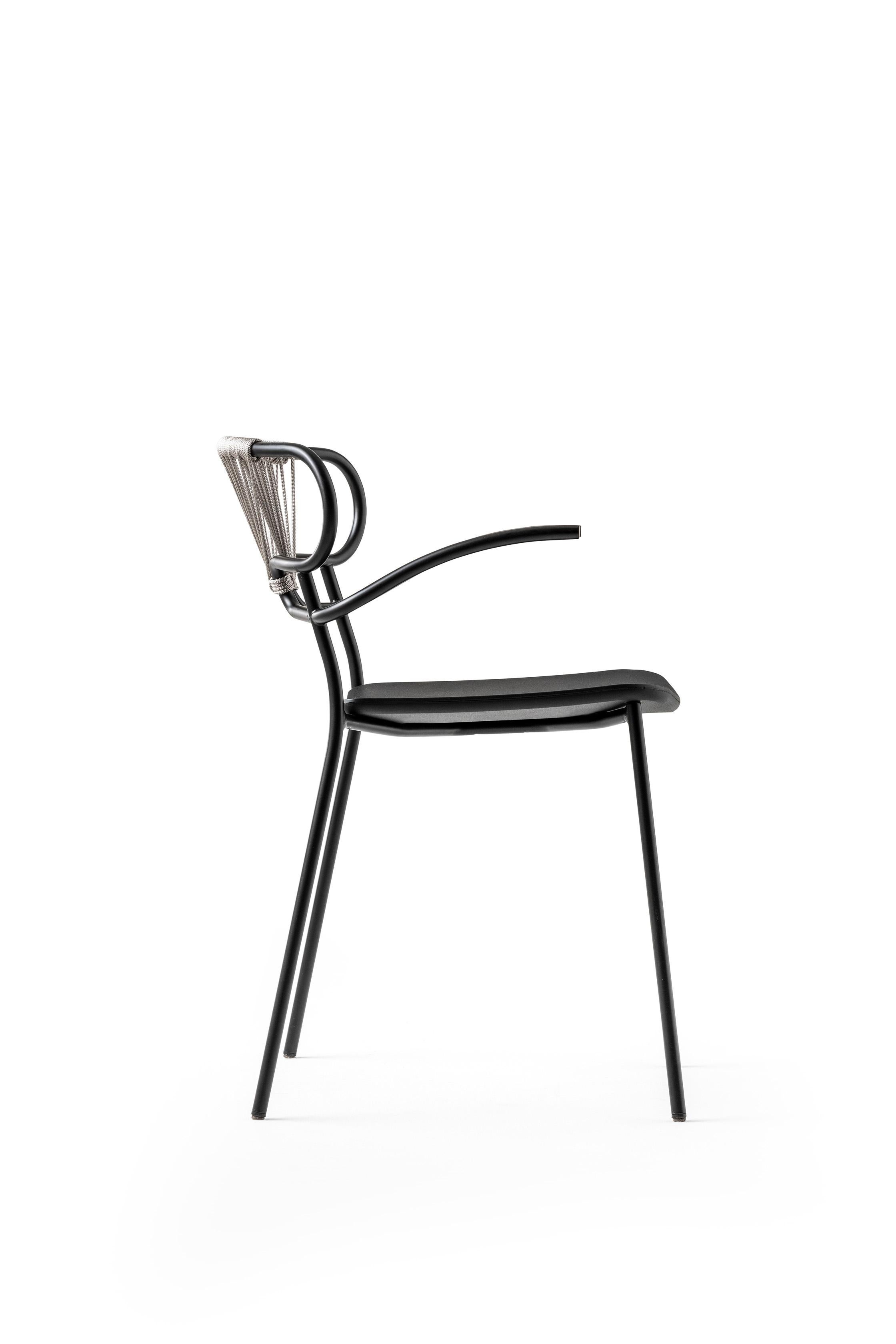 The Genoa chair collection, by talented young designer Cesare Ehr, featuring a stool and a chair with armrests, is also available in an outdoor version. The distinguishing element is the ‘one-line’ backrest, obtained by curving a single metal tube