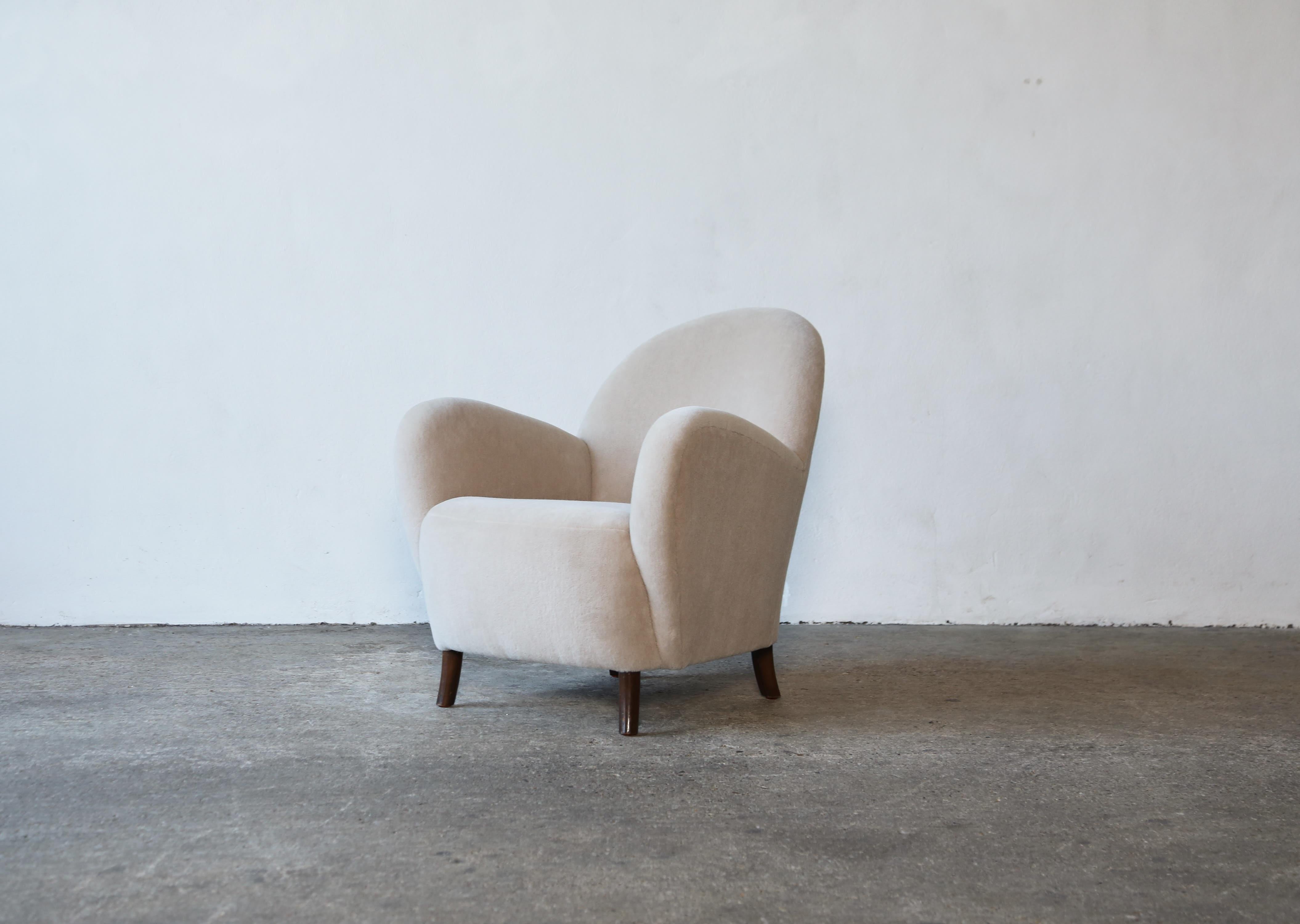 Superbe fauteuil attribué à Flemming Lassen pour Georg Kofoed, Danemark, années 1940. Nouvellement revêtu d'un tissu en pure laine d'alpaga de première qualité. Expédition rapide dans le monde entier.
  
