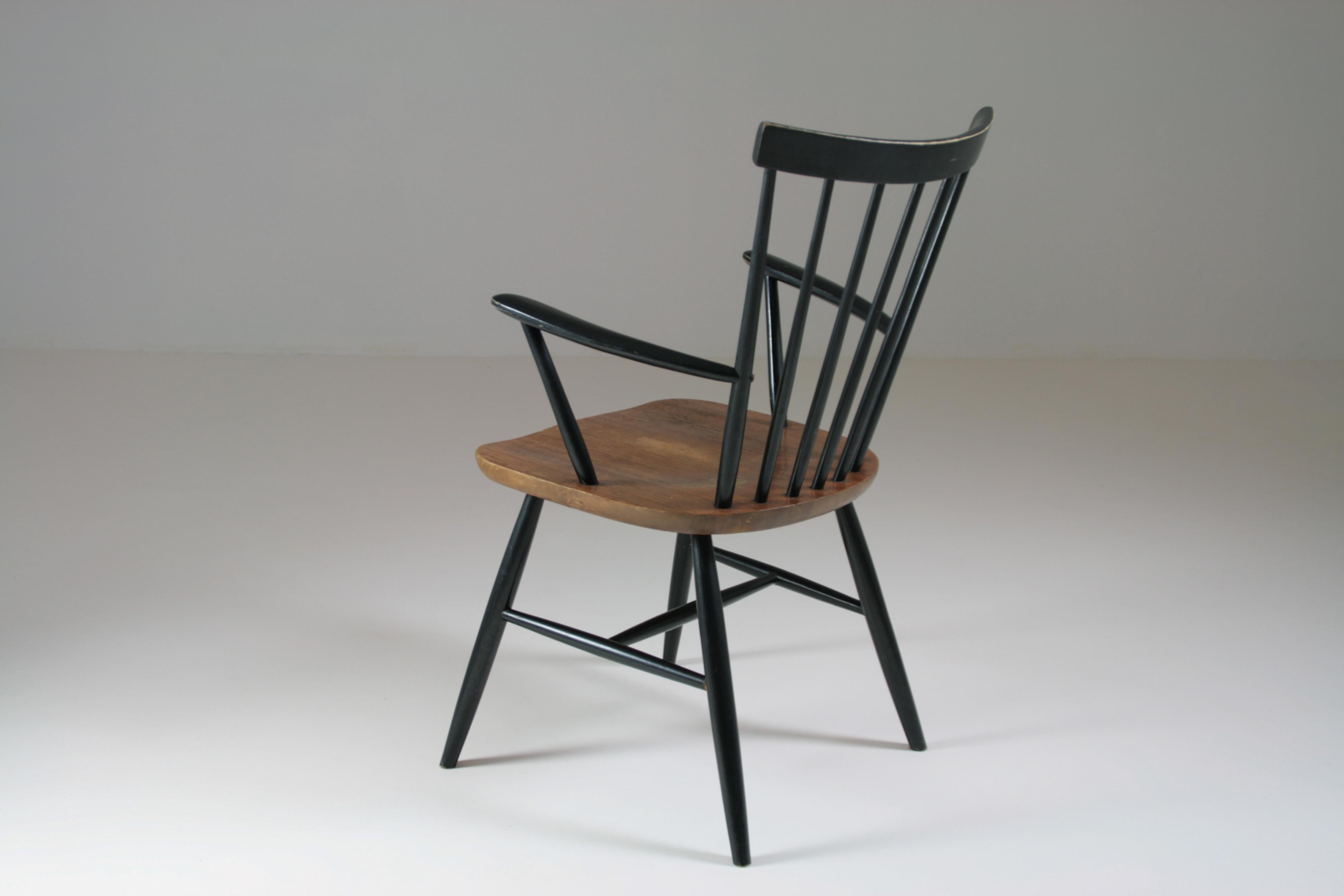 Armchair with bars by Ilmari Tapiovaara, Finland and dating from the 60s. Seat in teak and set of bars in black lacquered beech.
Dimensions: W56 x D46 x H88 cm
Seat height 45cm.