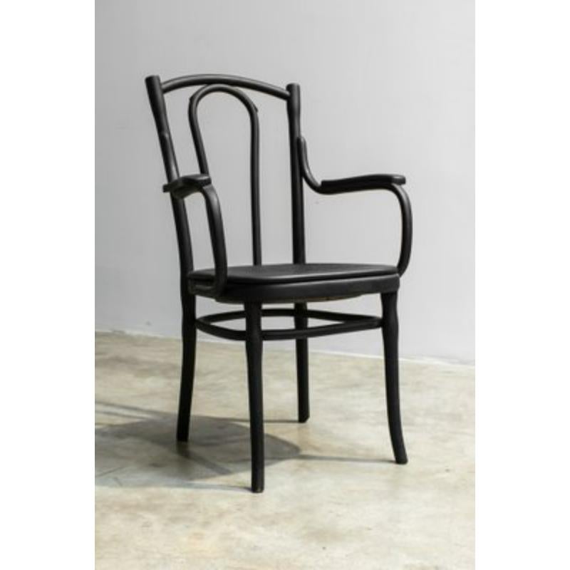 Sillón atribuido a Thonet, década de 1940

Diseño Vintage
Sillón restaurado y pintado de negro. Sillón dañado a la altura del respaldo.

Más información:
Material: Madera
Color: Negro
Fabricante: Thonet
Periodo de diseño: 1920 a 1949
Año: