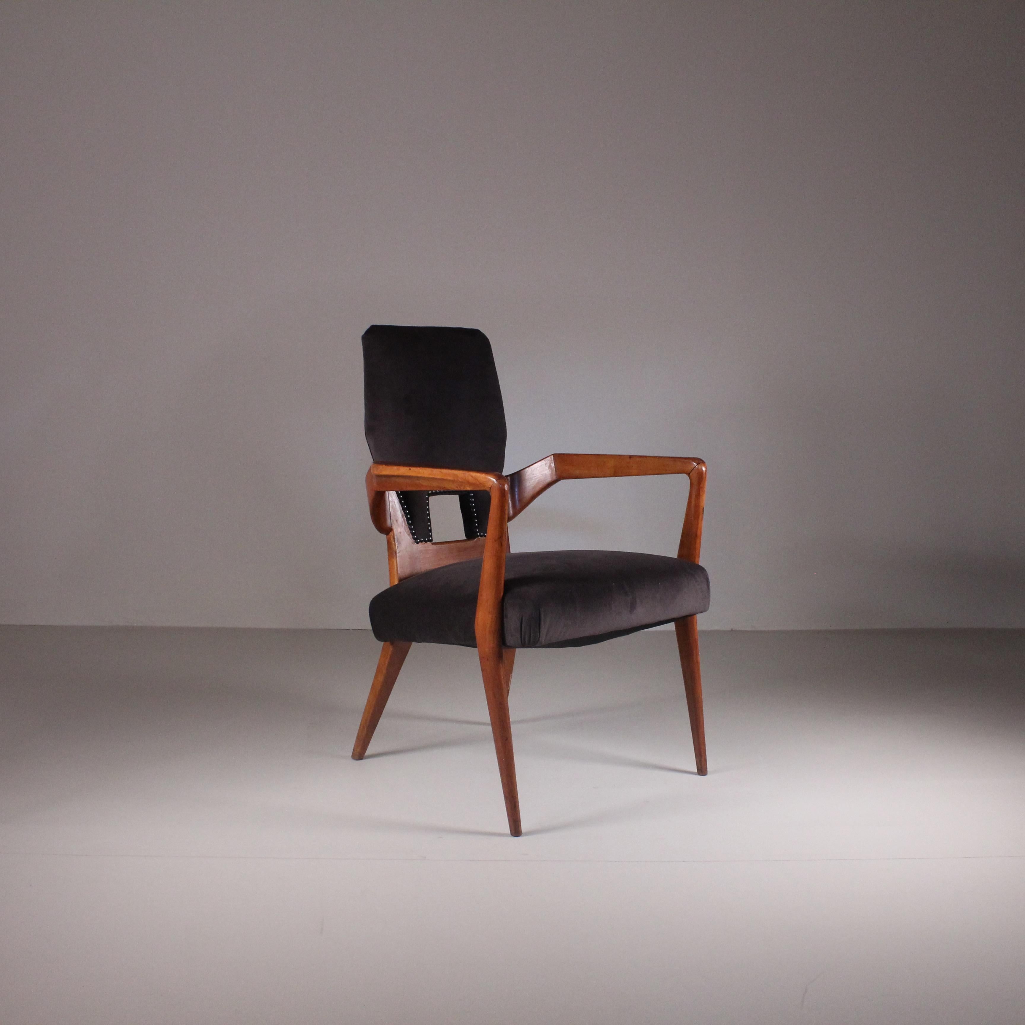 Fauteuil, attribué à Augusto Romano, années 1950. Ce fauteuil des années 1950 incarne l'essence du design moderne du milieu du siècle avec son élégance intemporelle et sa fonctionnalité. Cette pièce classique, fabriquée à l'époque de l'innovation