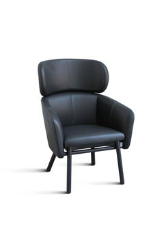 Fauteuil Balu' avec cadre en bois et canapé balck en cuir d'Emilio Nanni