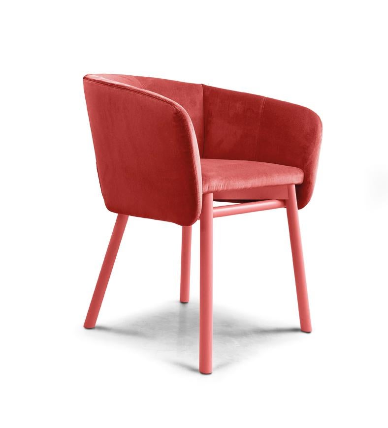 The deep, rounded seat encourages relaxation and conversation. The perfectly balanced volume of the body matches impeccably with the characteristic support frame, thus redefining the typical “tub” chair. The internal plywood body and the