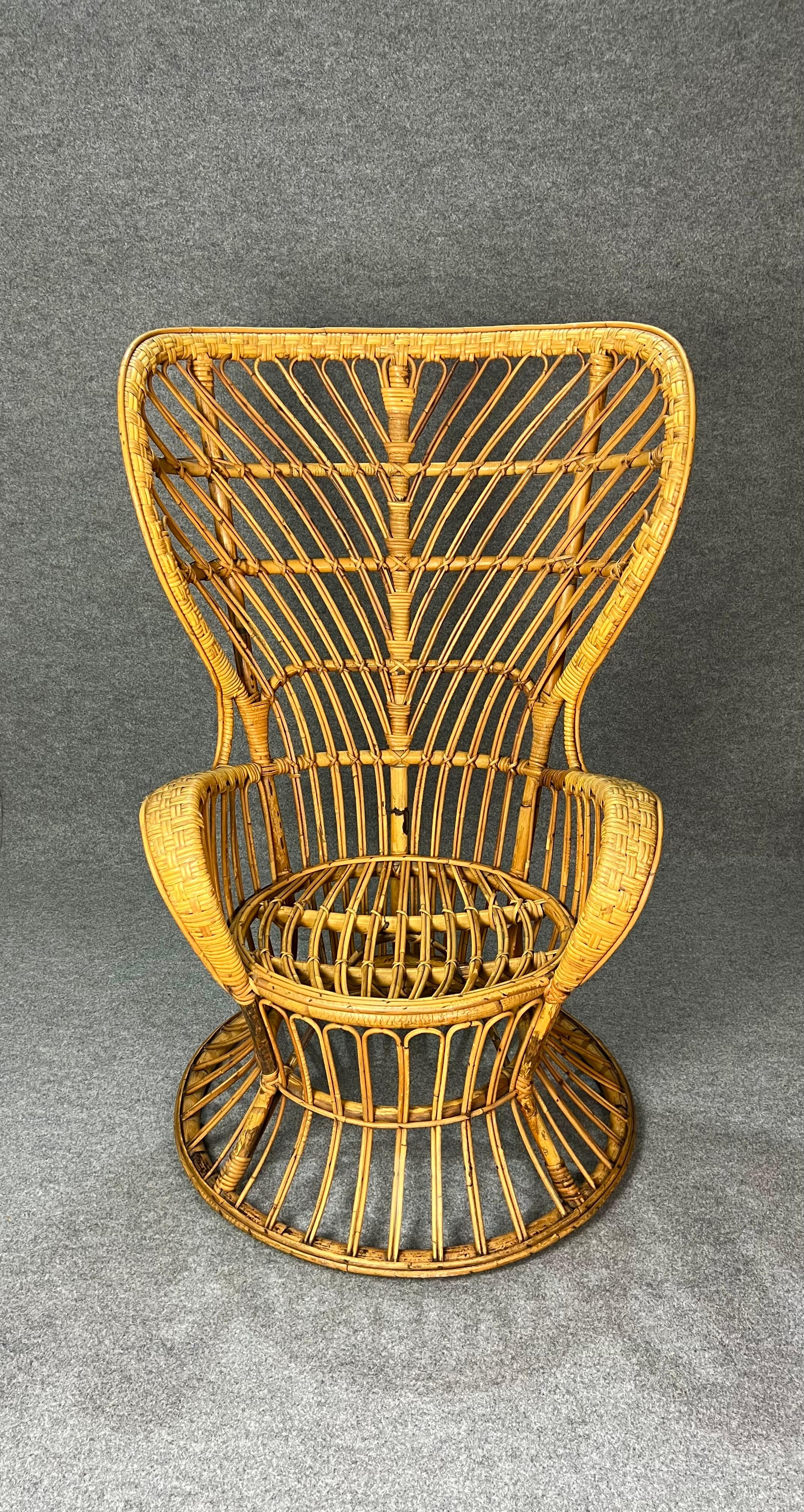 Sessel, entworfen von den bekannten italienischen Designern Lio Carminati und Gio Ponti und in den 1950er Jahren von Vittorio Bonacina hergestellt.
Der hochlehnige Sessel mit geschwungenen Formen wurde aus Bambus und Rattan/Weide hergestellt.
