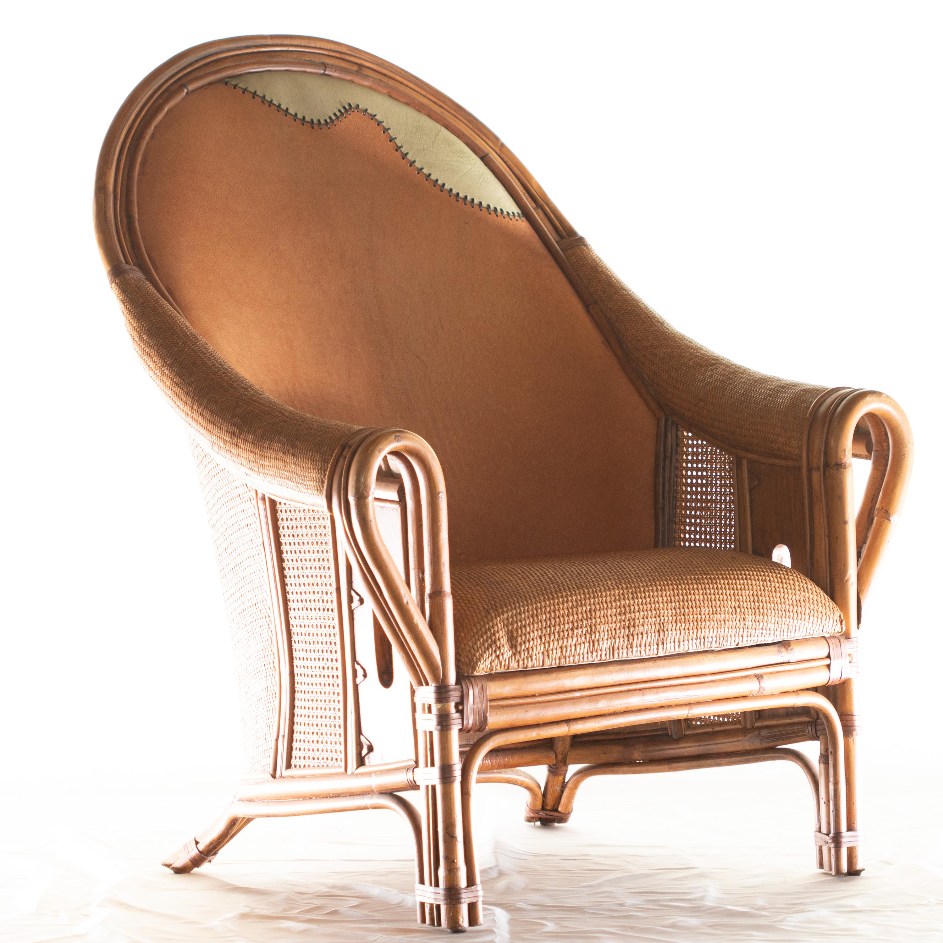 Modern armchair designed by Ramon Castellano (spanish designer), stamped for Kalma in Bamboo Wood, 20th Century. Collapsible rattan base reinforced with wrought iron. Seat is framed in rattan and crown is in wood. Bindings in leather. Upholstered in