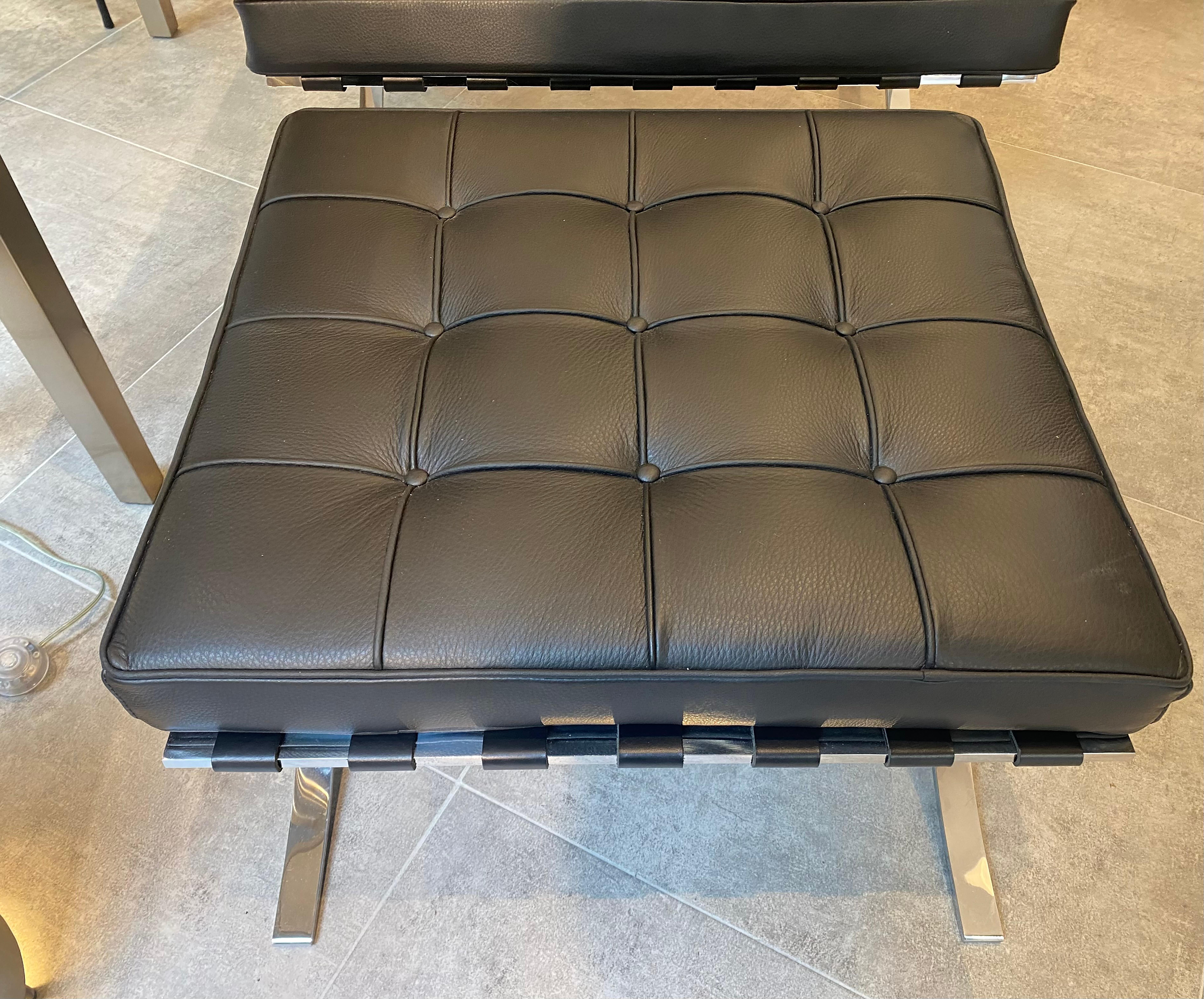 Mies Van Der Rohe Barcelona
Barcelona Armchair and its ottoman, 2010
Publisher KNOLL

Black leather and chromed steel

Dimensions: Armchair: W 75cm x D 77cm x H 77cm - Seat H 43cm
Ottoman: W 59 x H 39 x D 59.5 cm

ref : 4363/3
Price : 5900