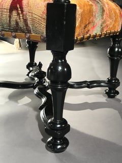 Sillón barroco, con travesaño en X ebonizado, tapizado tipo «setas» y diseño Bargello