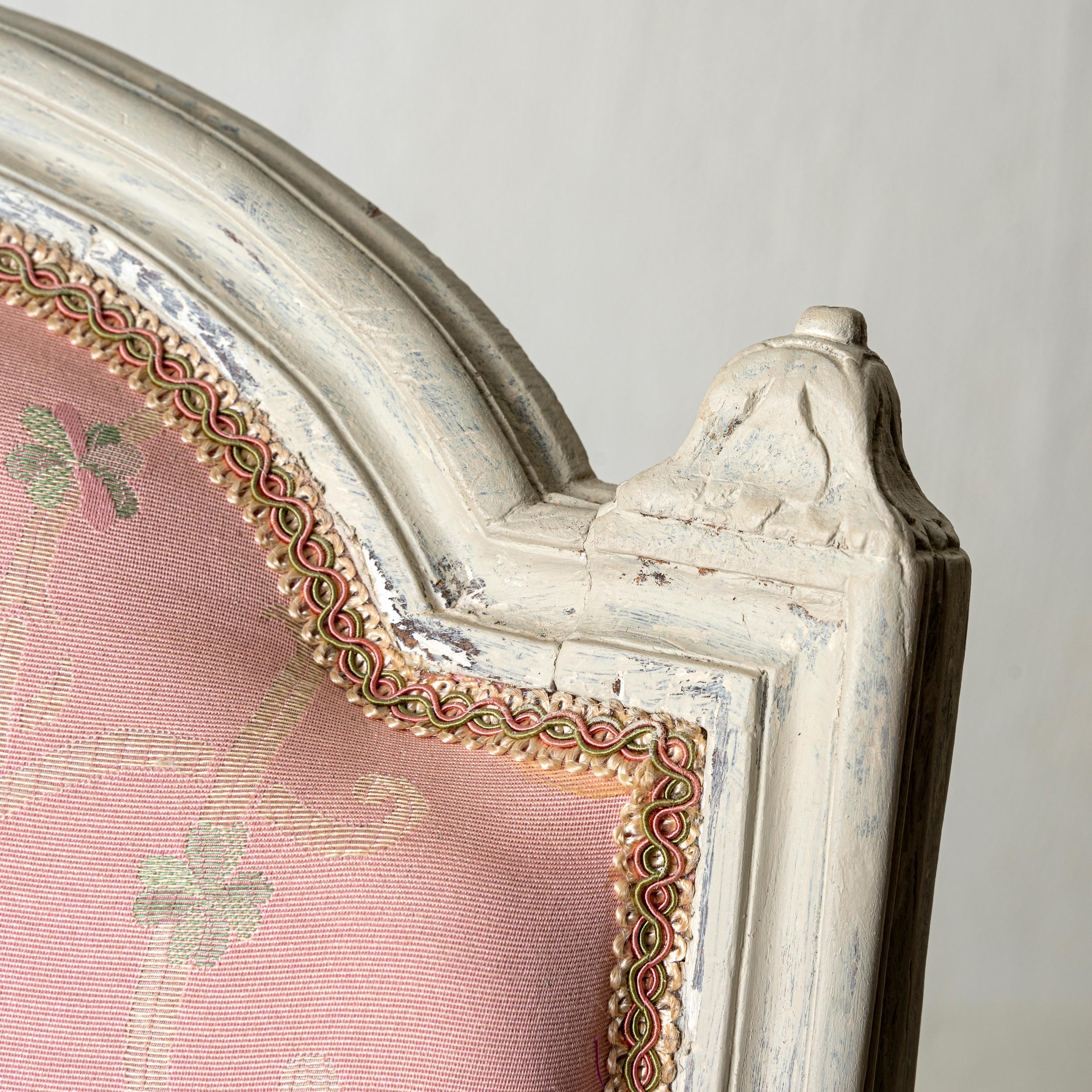 Louis XVI. Bergère, neoklassischer französischer Sessel in Weiß und Rosa im Zustand „Gut“ im Angebot in New York, NY