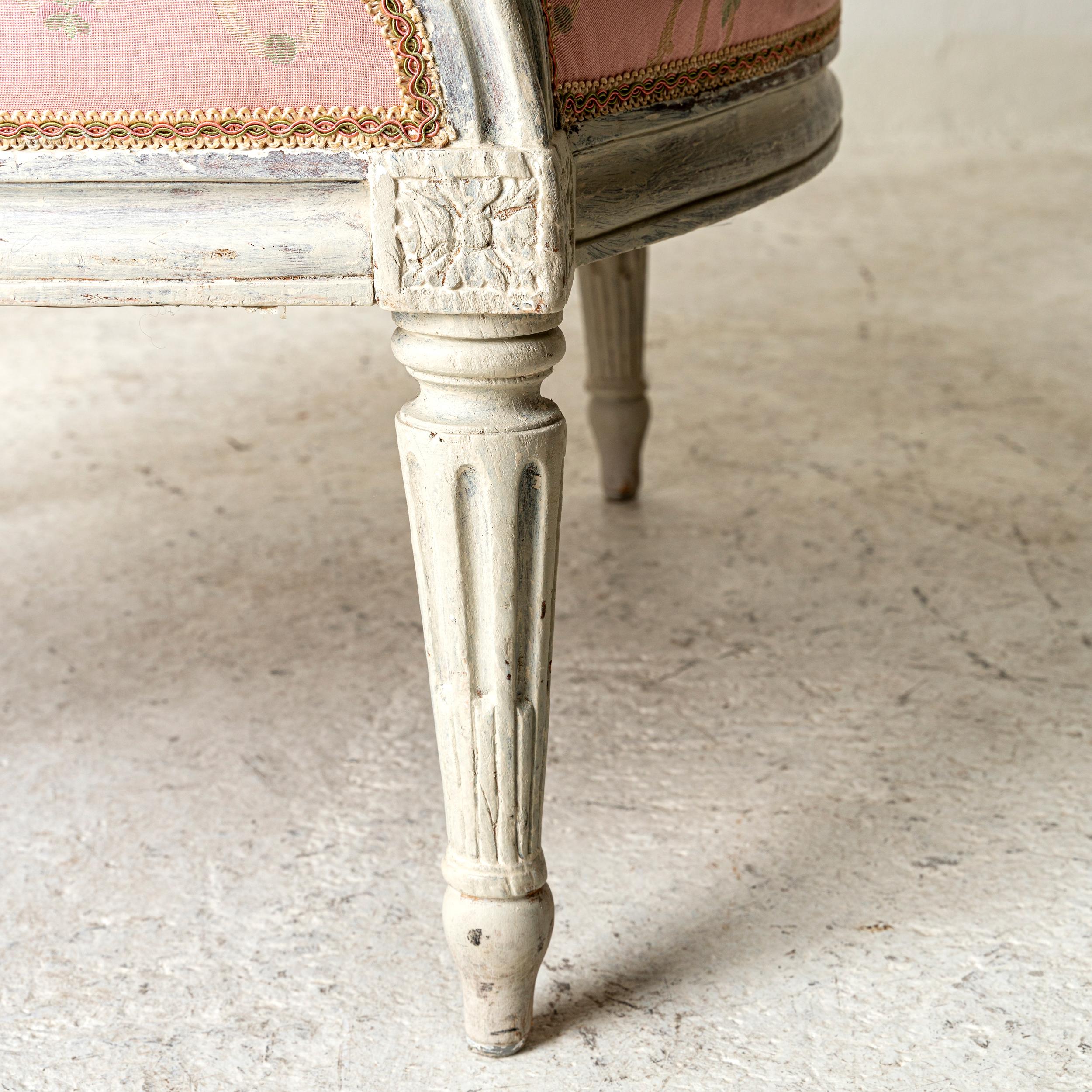 Louis XVI. Bergère, neoklassischer französischer Sessel in Weiß und Rosa im Angebot 1