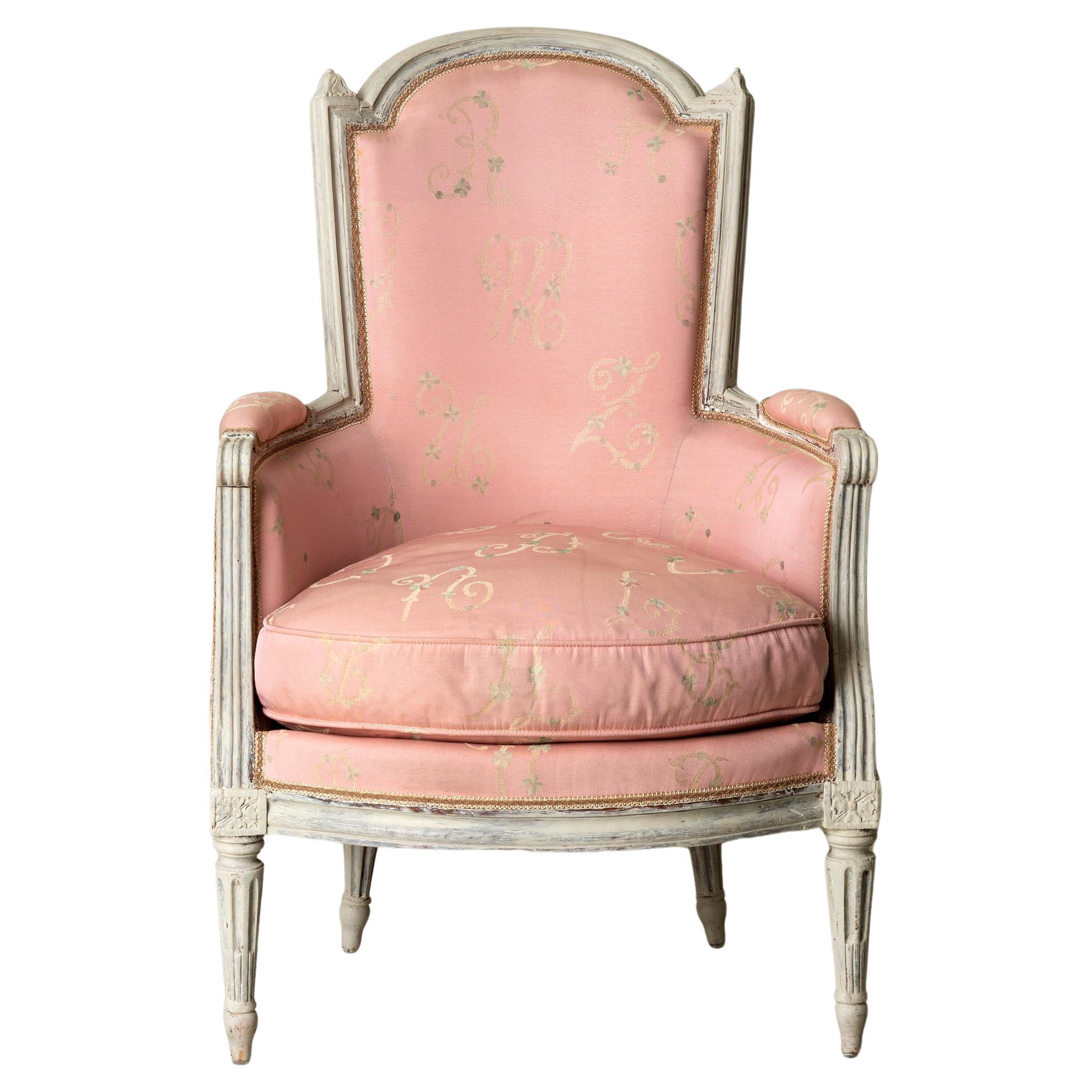 Fauteuil bergère Louis XVI néoclassique français, blanc et rose
