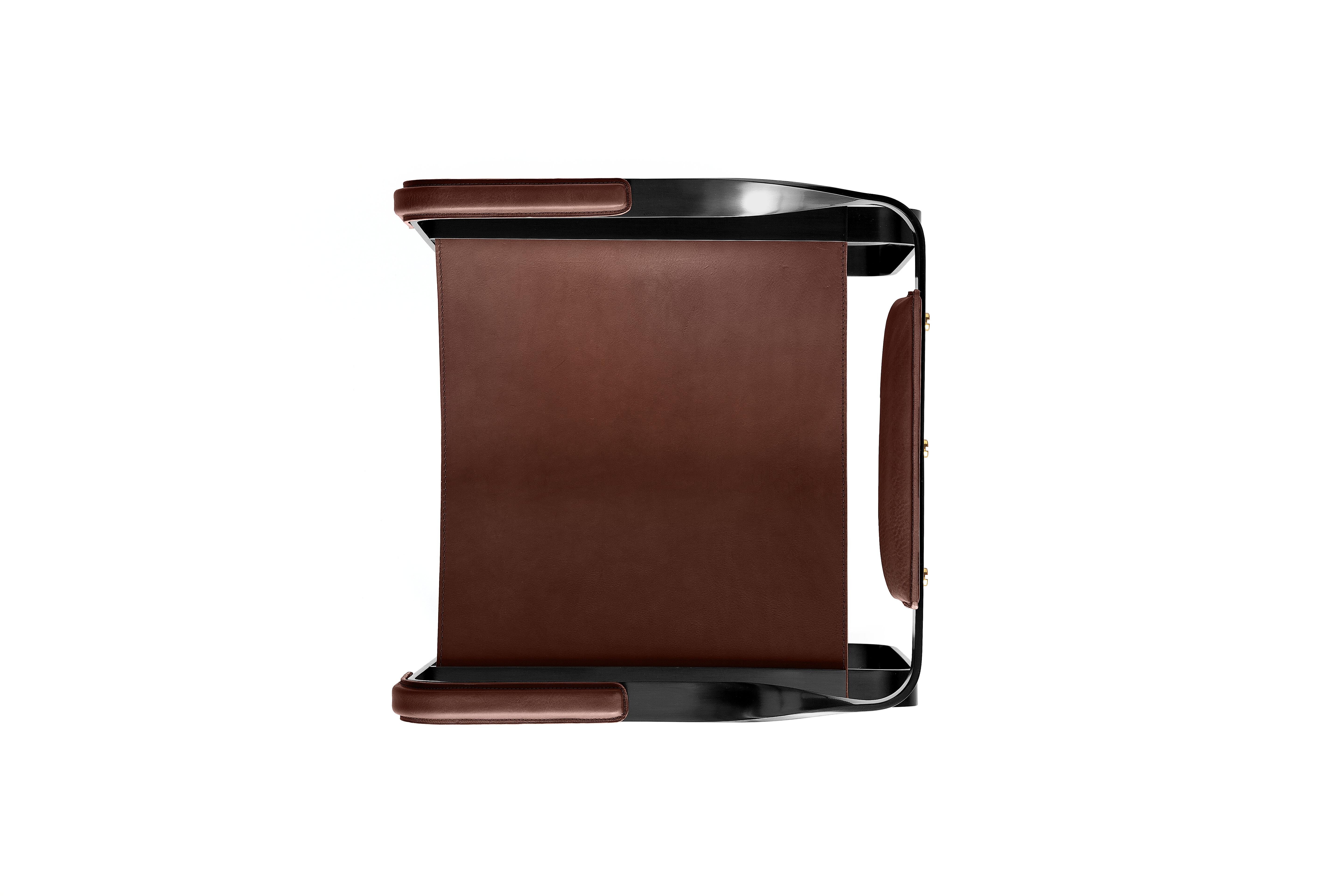 Espagnol Fauteuil, acier fumé noir et cuir de selle brun foncé, Design/One contemporain en vente
