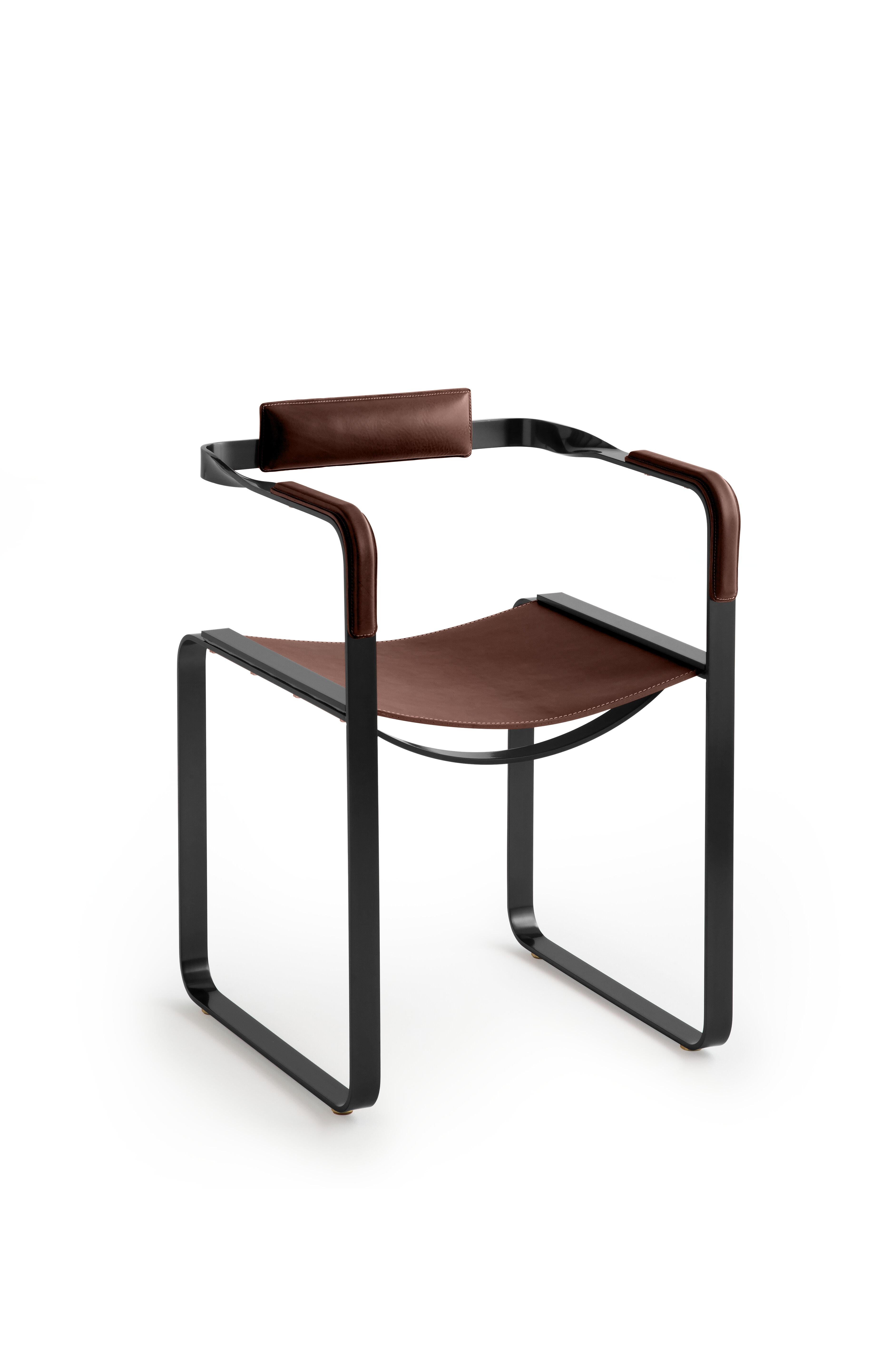 Sessel, Schwarzer Rauchstahl und dunkelbraunes Sattelleder, Contemporary Design (Pflanzlich gefärbt) im Angebot