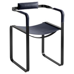 Fauteuil, acier fumé noir et cuir sellier bleu marine, style contemporain