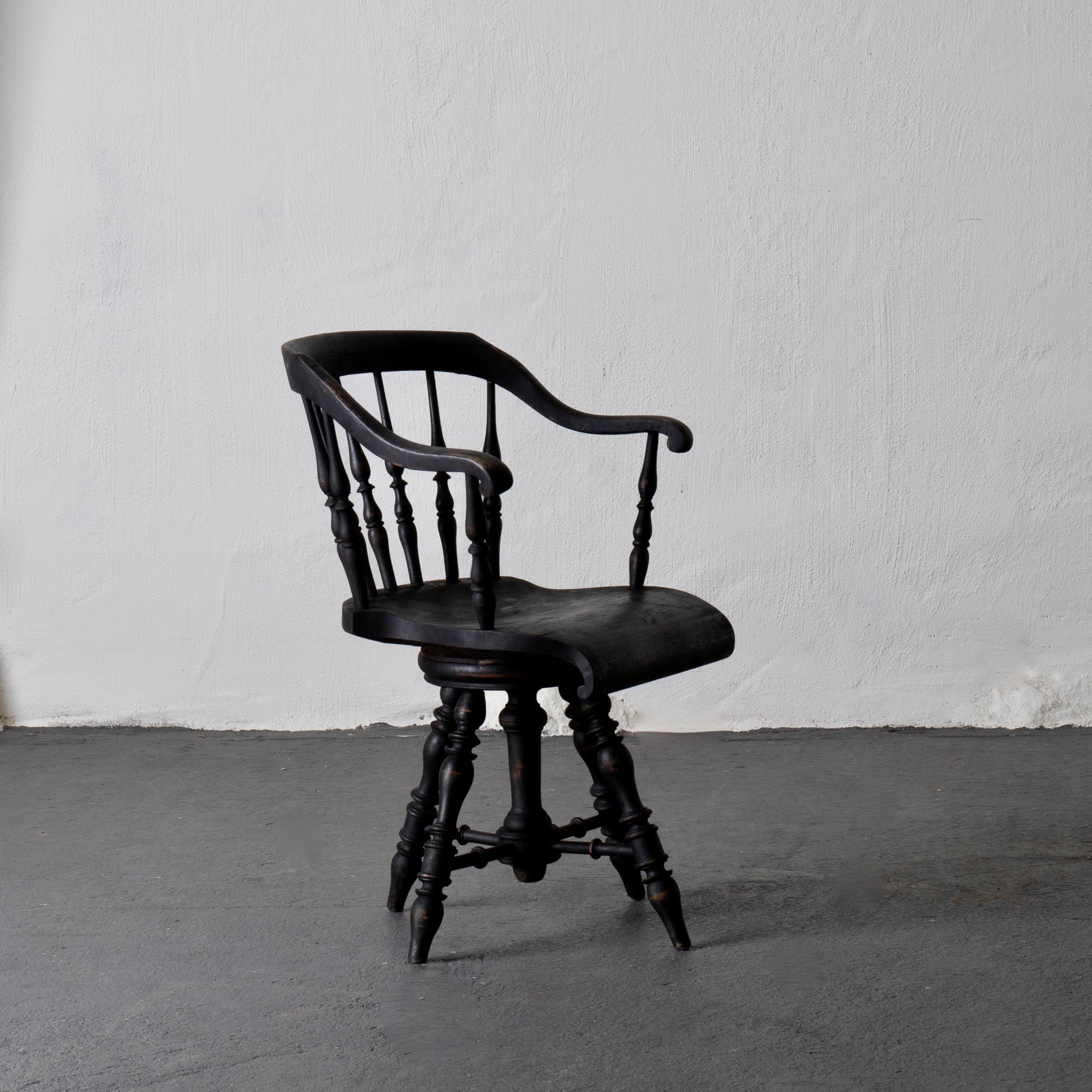 Sessel Kapitänsstuhl schwarz schwedisch 19. Jahrhundert Schweden. Ein Sessel aus dem Ende des 19. Jahrhunderts. Lackiert in unserem charakteristischen Laserow Black.