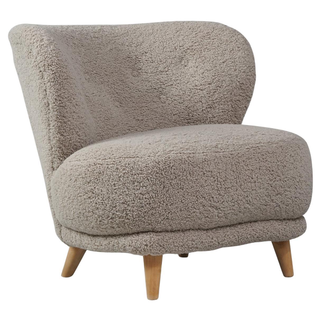 Sillón, fabricado por Boman OY, años 1940/1950. Estructura de madera, tapicería de peluche nueva. Buen estado vintage, pátina menor acorde con la edad y el uso. 