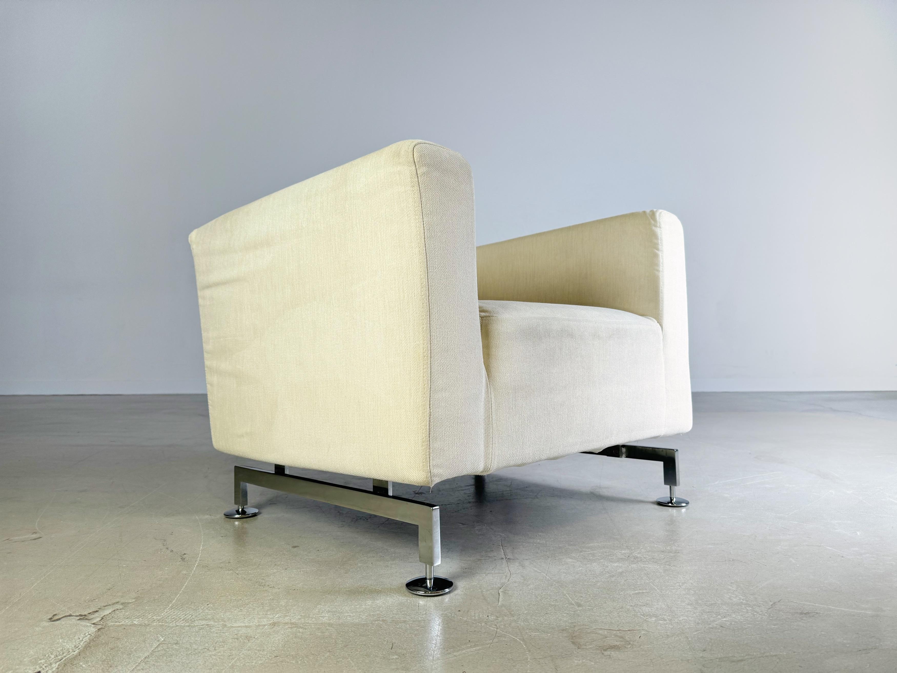 Mettiamo in vendita una bellissima poltrona di Brühl (modello: Serge). La poltrona è un vero classico di Brühl ed è caratterizzata da un elevato comfort di seduta e da un design semplice e senza tempo. La stoffa della poltrona è completamente