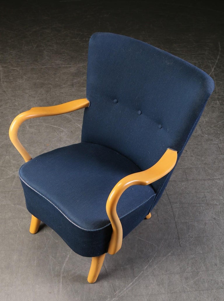 Very comfortable and elegant Danish modern armchair by designer Alfred Christensen. Open arms in curved beech and beech legs, upholstered in blue wool fabric, Produced by Slagelse Møbelfabrik, 1950s.