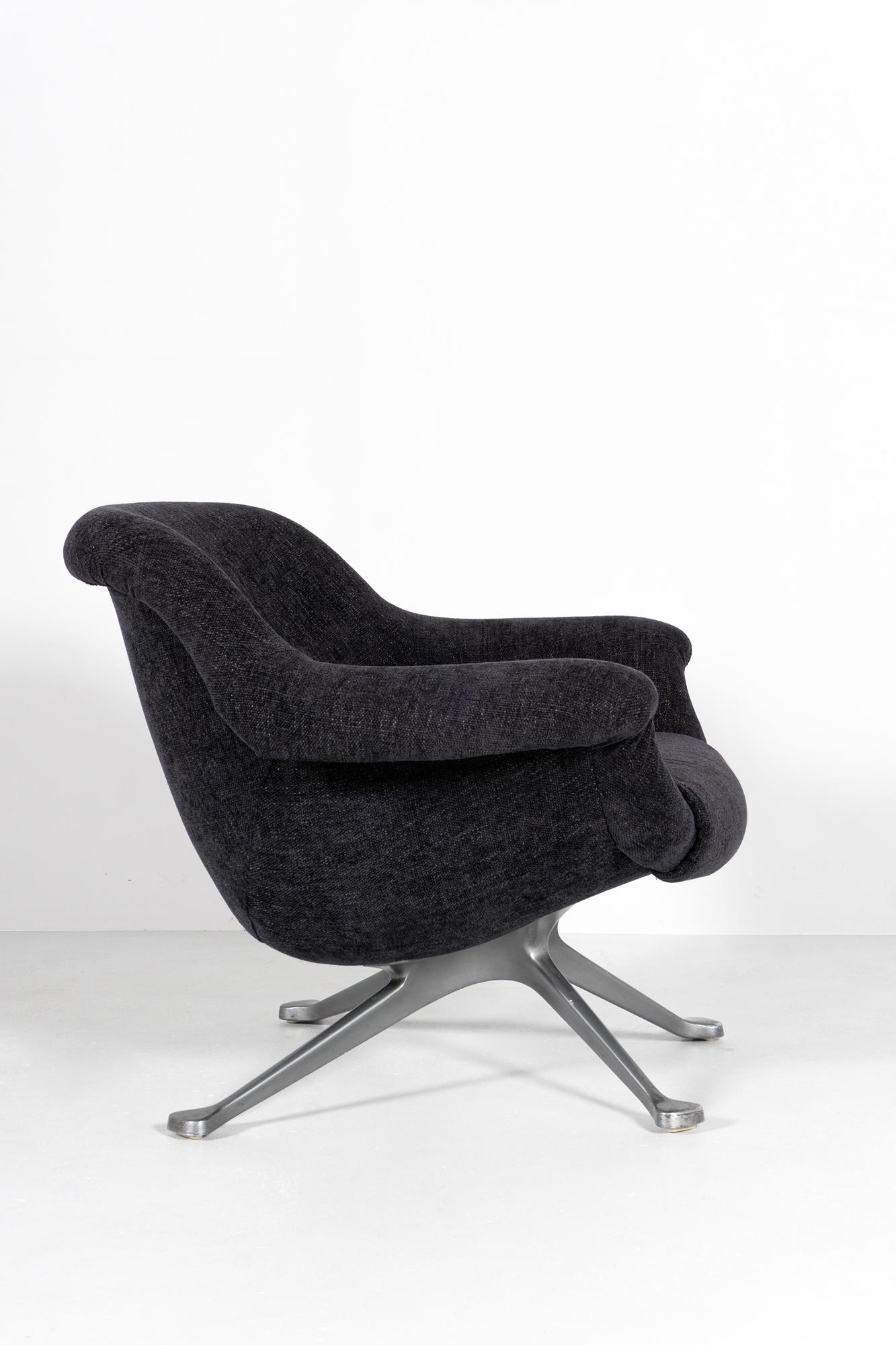 Mid-Century Modern Armchair by Angelo Mangiarotti (Model 1110), Cassina Italy 1964 For Sale