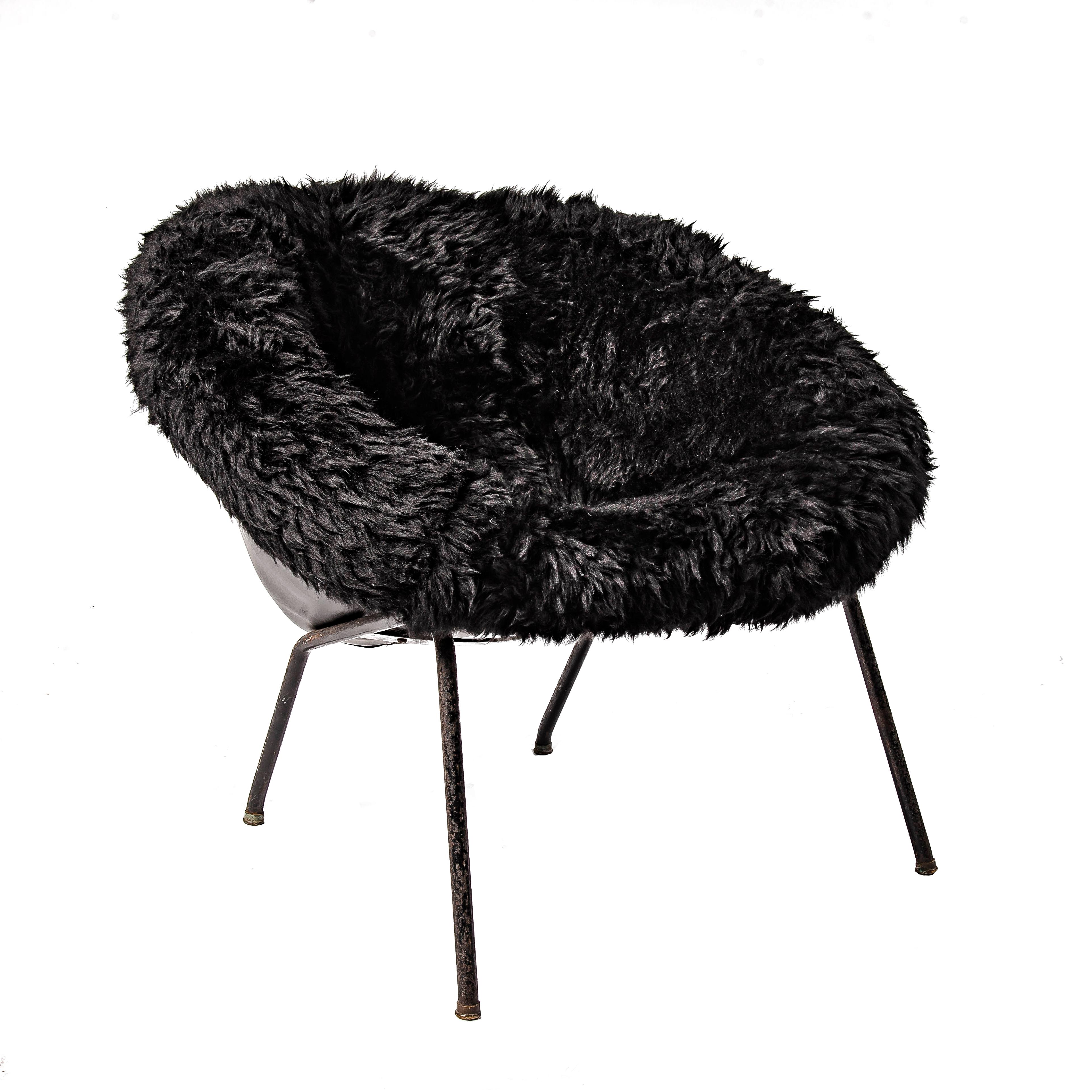 Ce fauteuil rare et fantaisiste des années 1950 incarne l'expérimentation ludique du début de l'ère moderniste au Brésil. Un cadre métallique sculptural soutient un siège profond et arrondi, enveloppé d'une peau de mouton douce qui estompe la