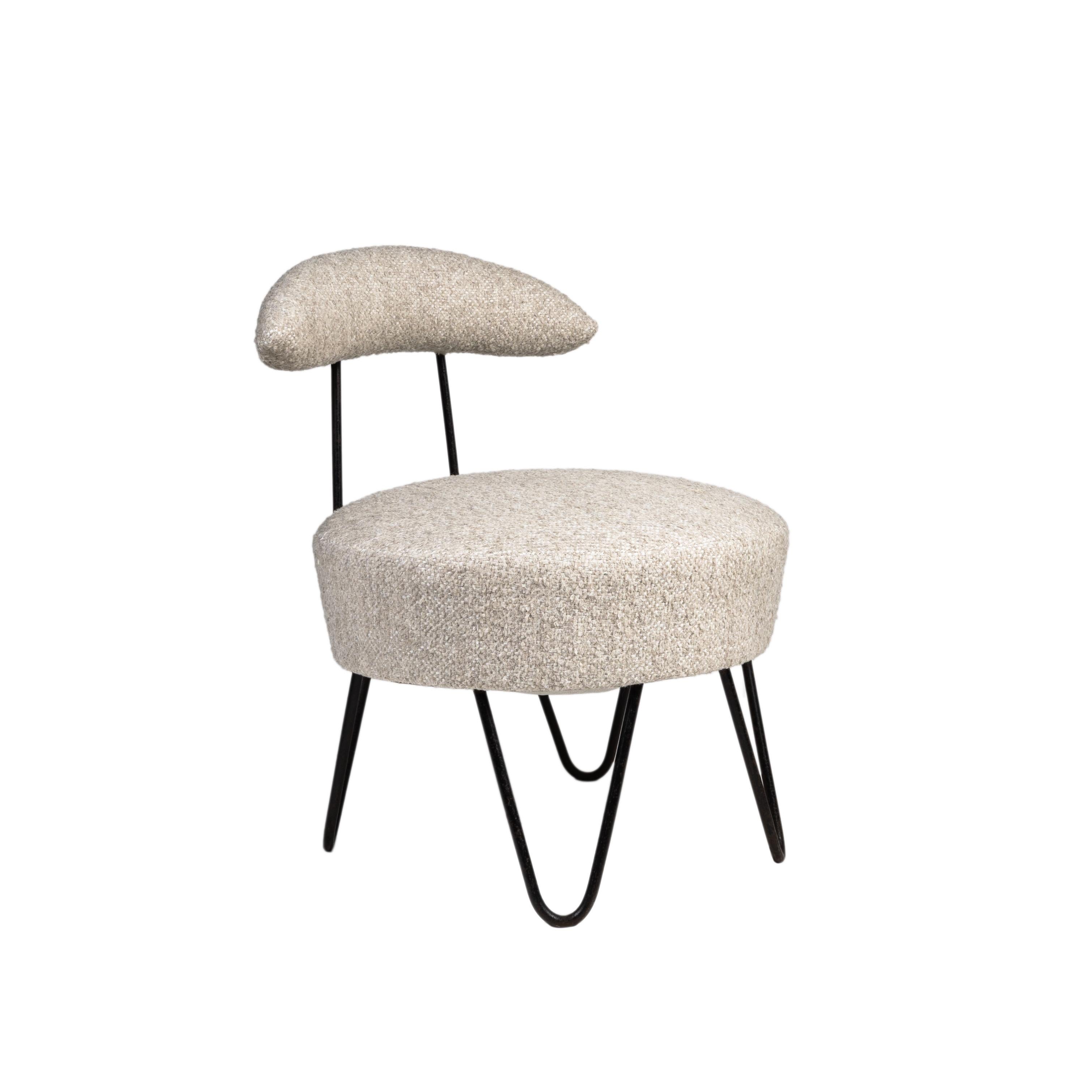 Ce fauteuil sculptural des années 1950 illustre l'énergie expérimentale du design brésilien d'après-guerre, où les matériaux industriels rencontrent les formes organiques. Un dossier rembourré incurvé plane légèrement au-dessus d'une assise