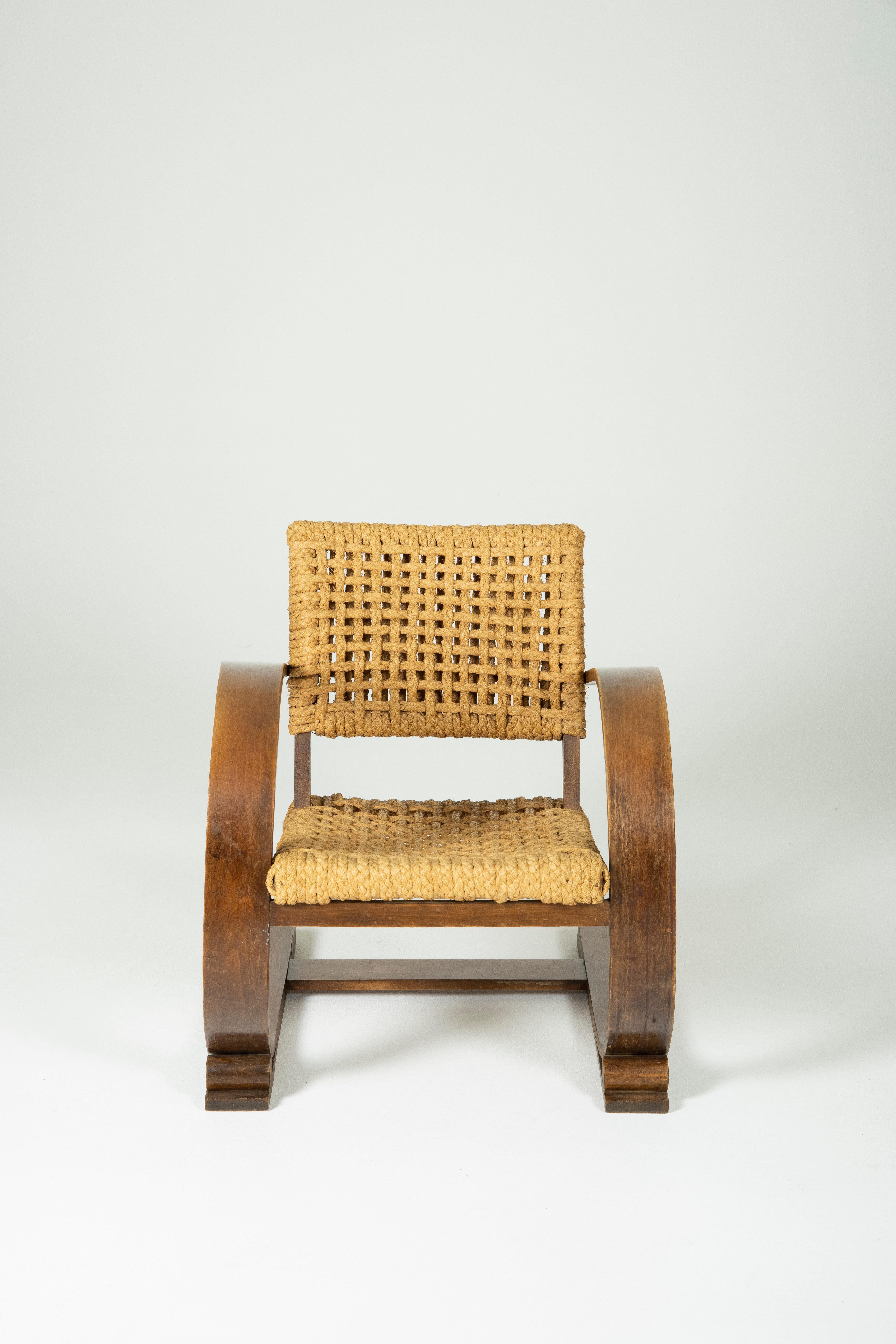 Fauteuil en corde pour Vibo, conçu par Adrien Audoux et Frida Minet dans les années 1950. Châssis en bois, sièges et dossiers en corde. Très bon état vintage : Il a la corde légèrement effilochée sur un brin (voir photo), sans risque de casse.