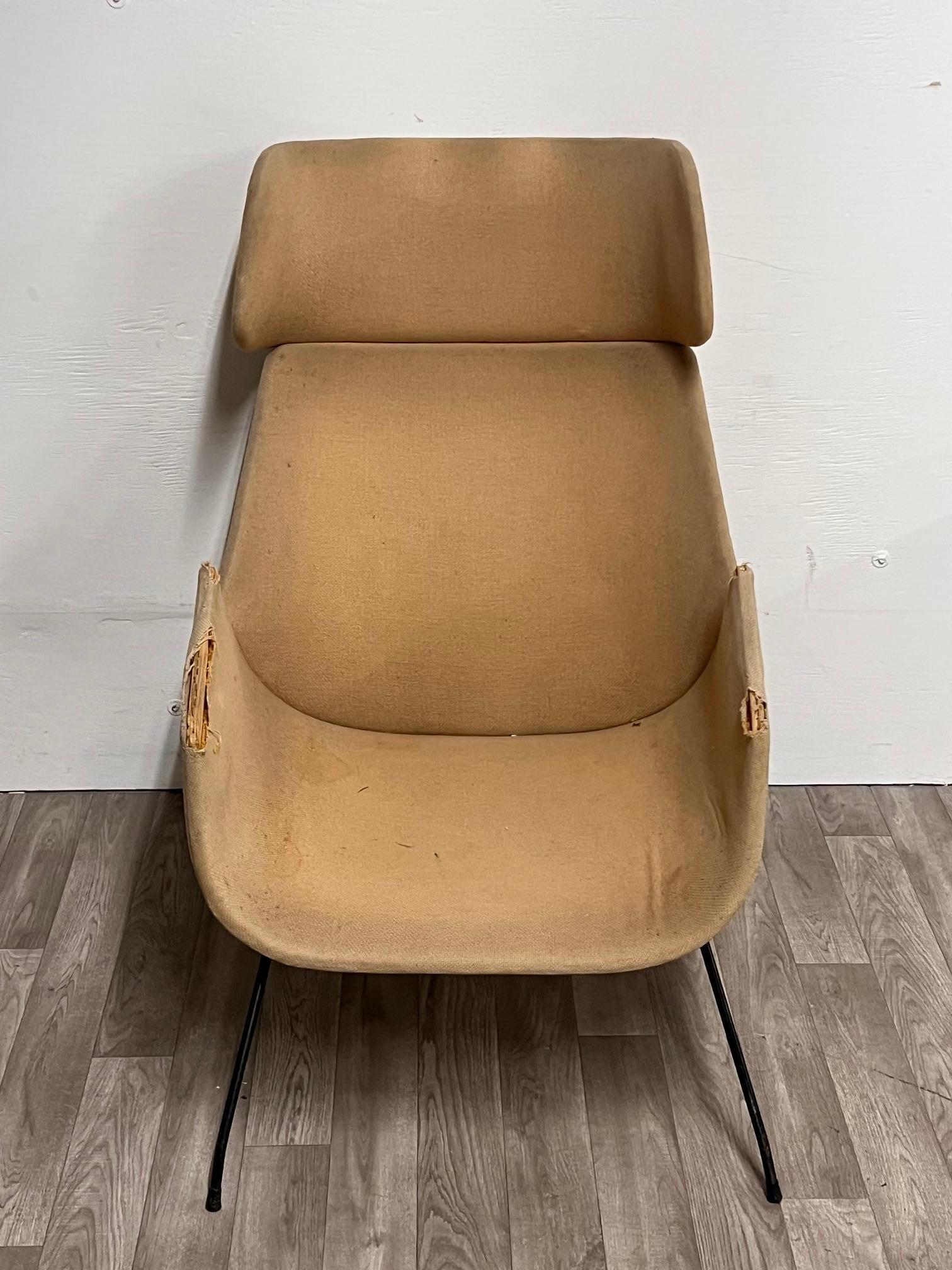 Sillón diseñado por Augusto Bozzi para saporiti , principios de los años 50.
Estructura de madera contrachapada curvada de tres secciones sobre bastidor metálico lacado en negro
Necesita ser retapizado 