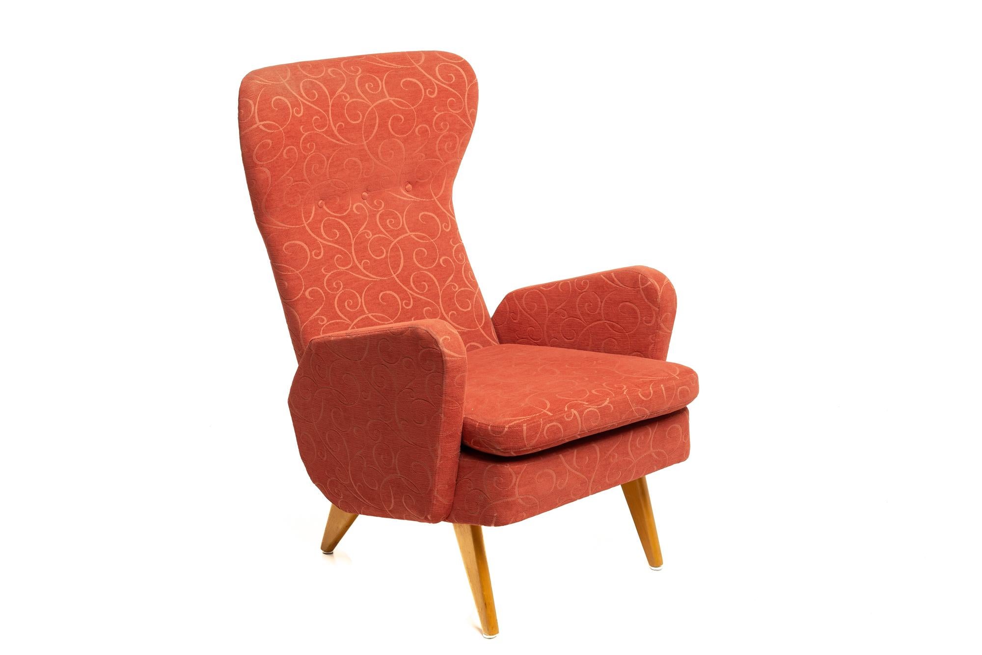 Ce fauteuil de Carl Gustav Hiort d'Ornäs est un très bon exemple de ce que l'on peut attendre d'un fauteuil.
Design/One des années 1950, design intemporel, chaise extrêmement confortable.
Très bon état, pas de travaux à prévoir.