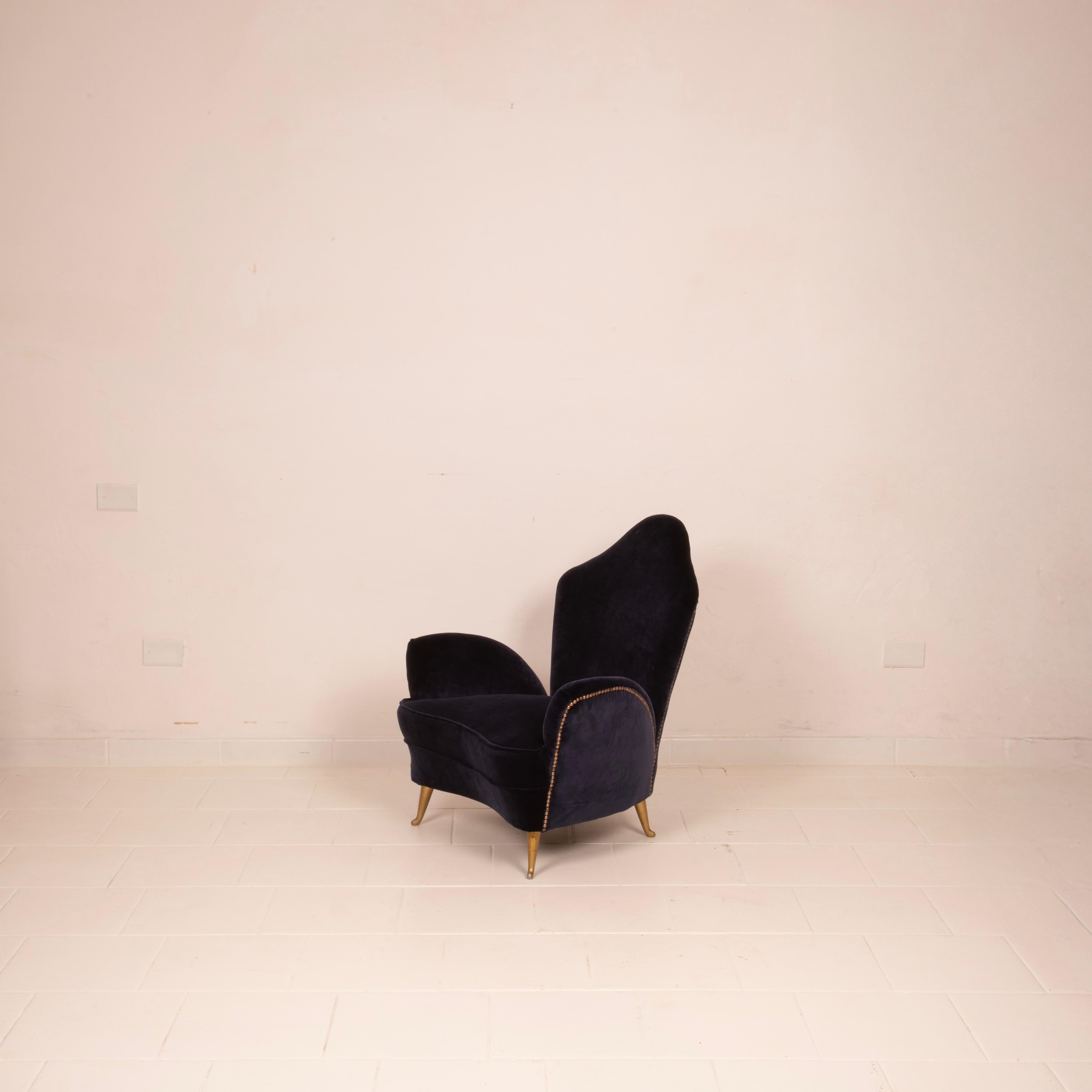 Extraordinario sillón diseñado por Cesare Lacca para el renombrado fabricante ISA (Industria Salotti e Arredamenti) de Bérgamo, que data de la década de 1950.
Esta pieza es un ejemplo emblemático de la elegancia y la investigación formal que
