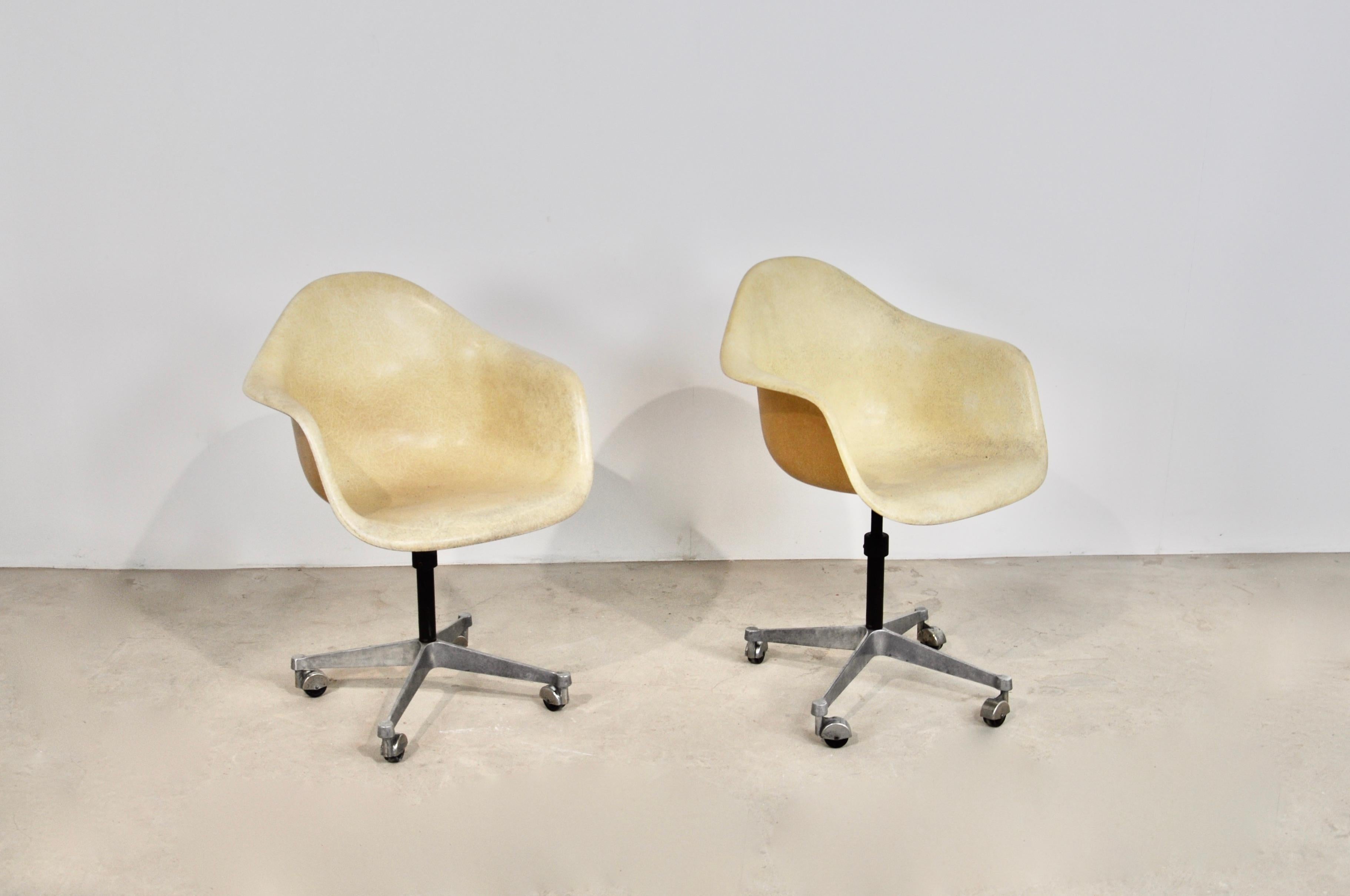 Pair of swivel chairs on casters in metal and fiberglass. Wear due to time and age of the chairs (see photo) 
Adjustable seat height.
