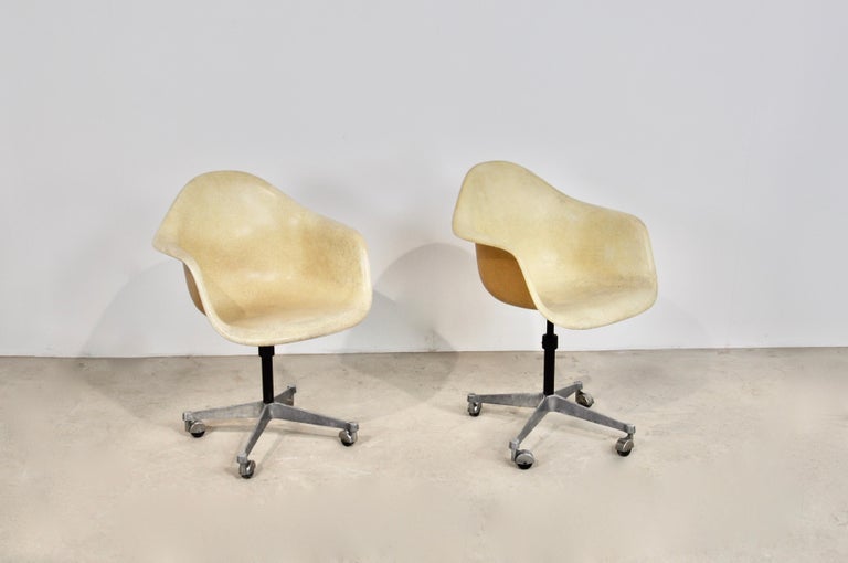 Pair of swivel chairs on casters in metal and fiberglass. Wear due to time and age of the chairs (see photo) 
Adjustable seat height.