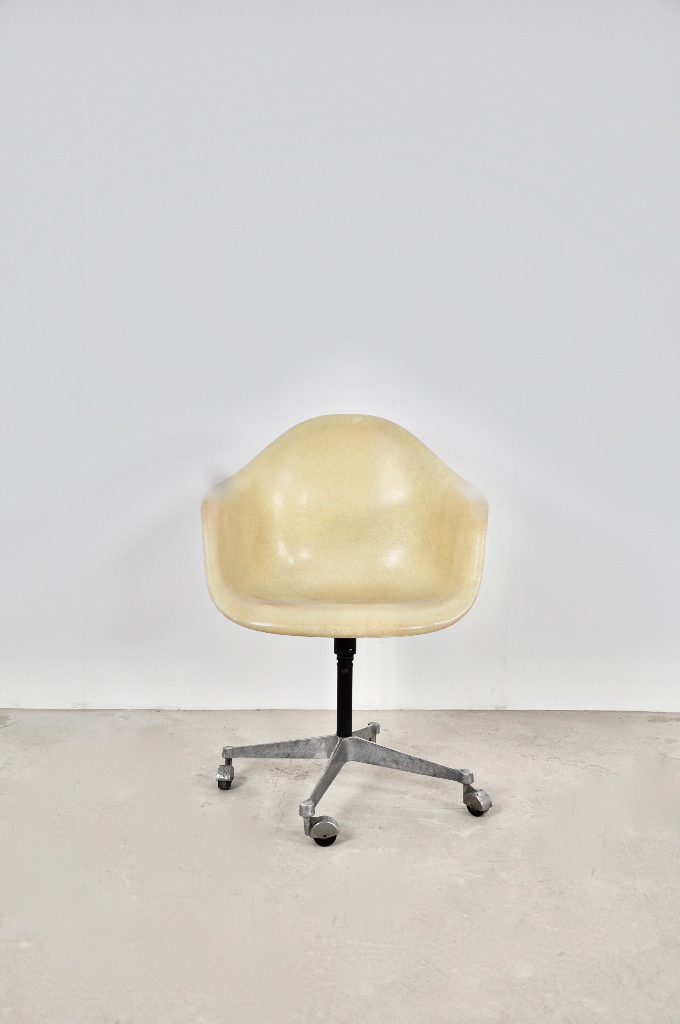 Swivel chair on casters in metal and fiberglass. Wear due to time and age of the chair (see photo) 
Adjustable seat height.