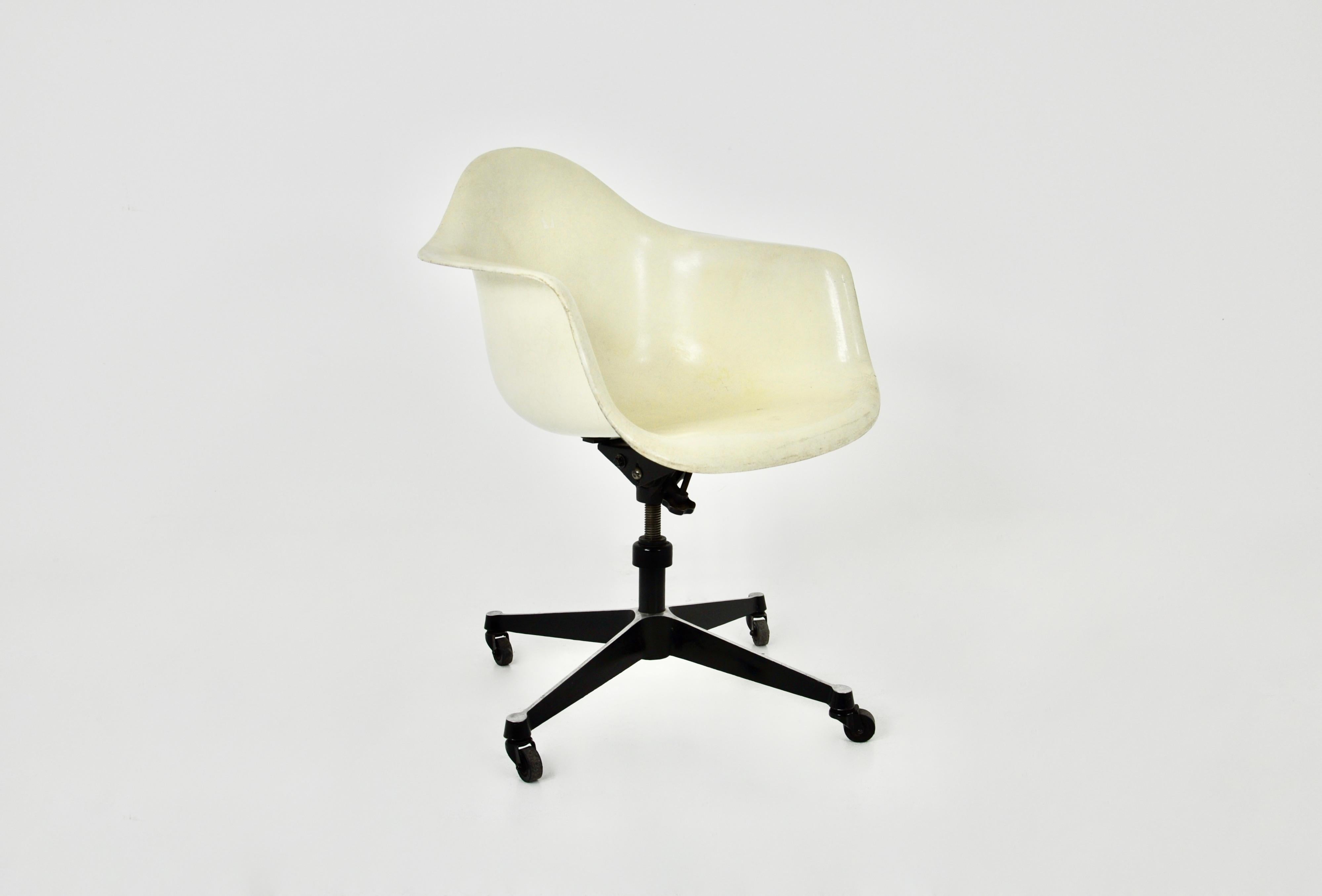 Chaise pivotante sur roulettes en métal et fibre de verre. Usure due au temps et à l'âge de la chaise (voir photo). 
Hauteur d'assise réglable.