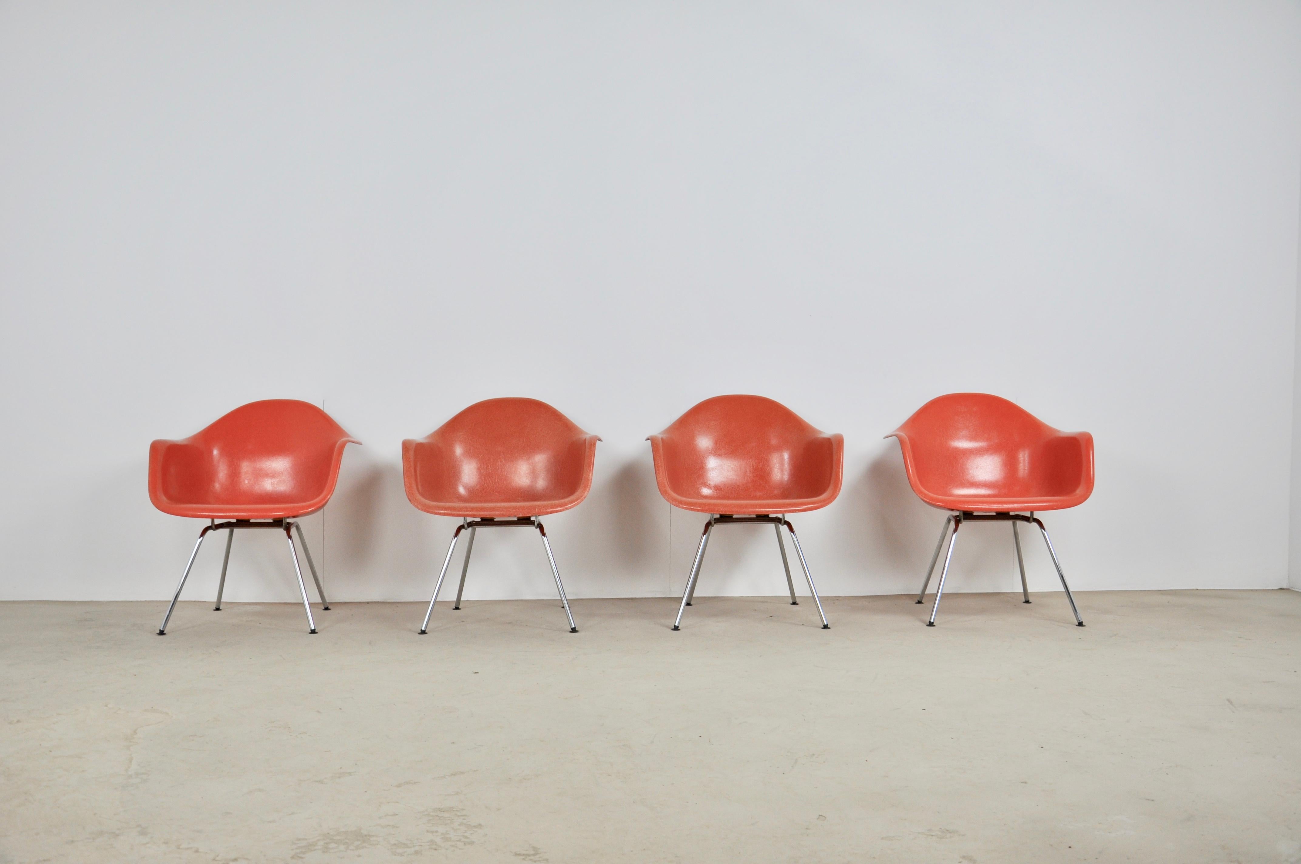 Set of 4 Charles & Ray Eames armchairs for Herman Miller in red fiberglass. Chrome-plated metal base. Wear and tear due to time and age of the object (see photo), measures: seat height 40cm.