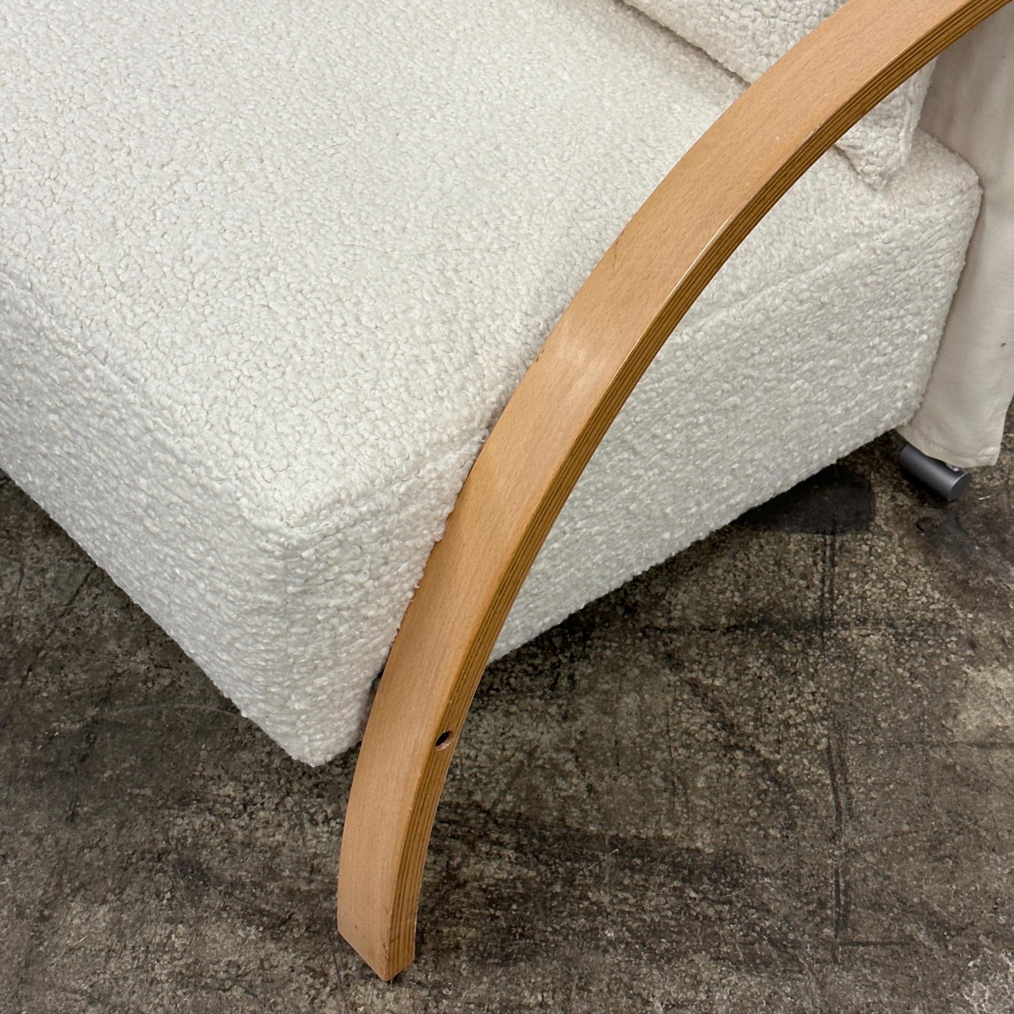c. 1990s. Asiento y almohada retapizados en sherpa boucle. Brazos de madera con respaldo de metal. Espalda de lona. 