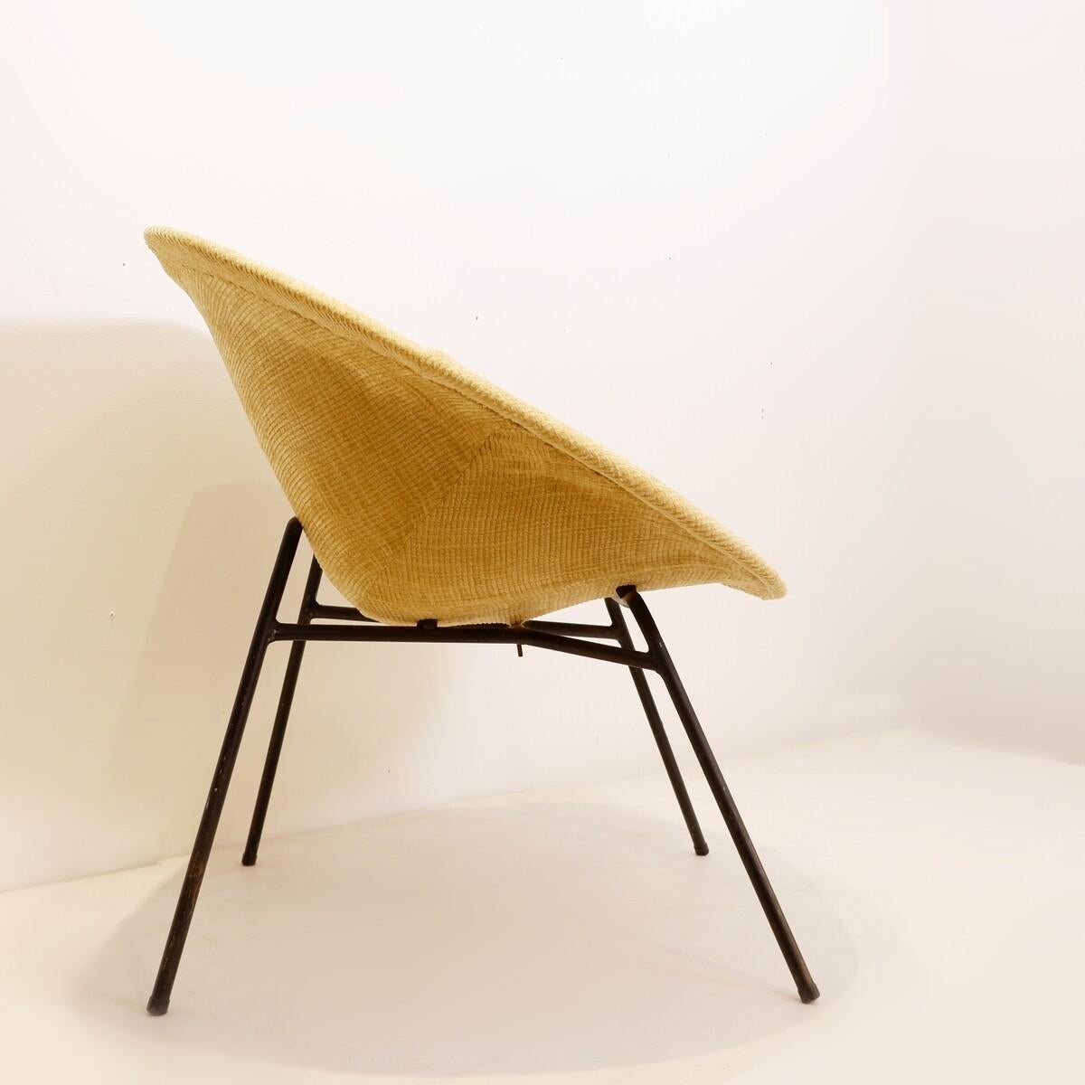 Tras estudiar Artes Plásticas en la Escuela de Bellas Artes de Marsella, Claude Vassal comenzó su carrera trabajando para el diseñador de interiores René Gabriel. Después empezó a crear muebles y fundó en 1959, con Pierre Paulin y Michel Ducaroy, el