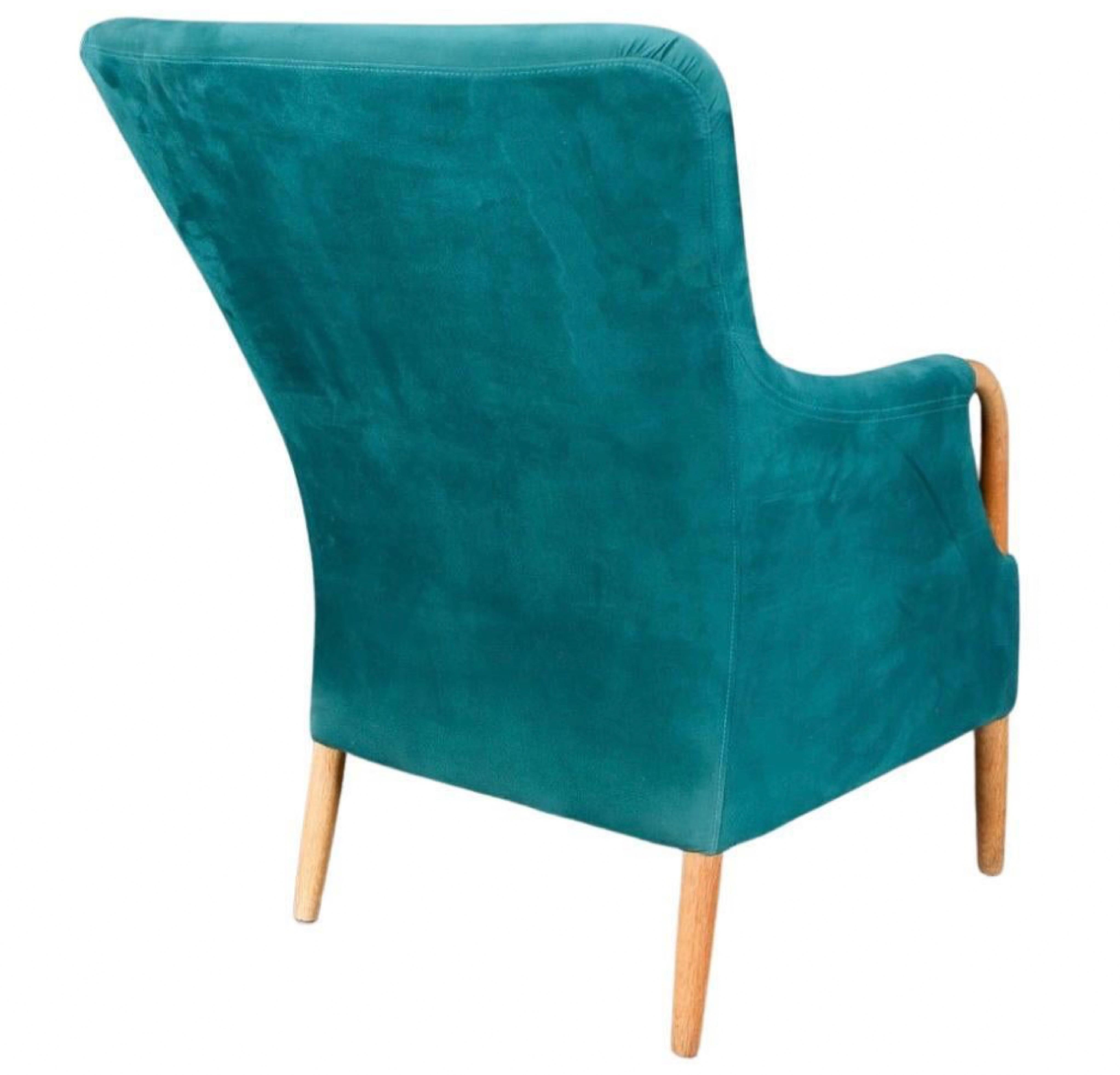 Classic armchair by Danish designers Ebbe Gehl & Søren Nissen.

Designet in the 1970s and

Solid oak upholstered with alcantara.

Made by Nielaus/Jeki furniture.



Gently and expertly refinished to highest standard. Excellent