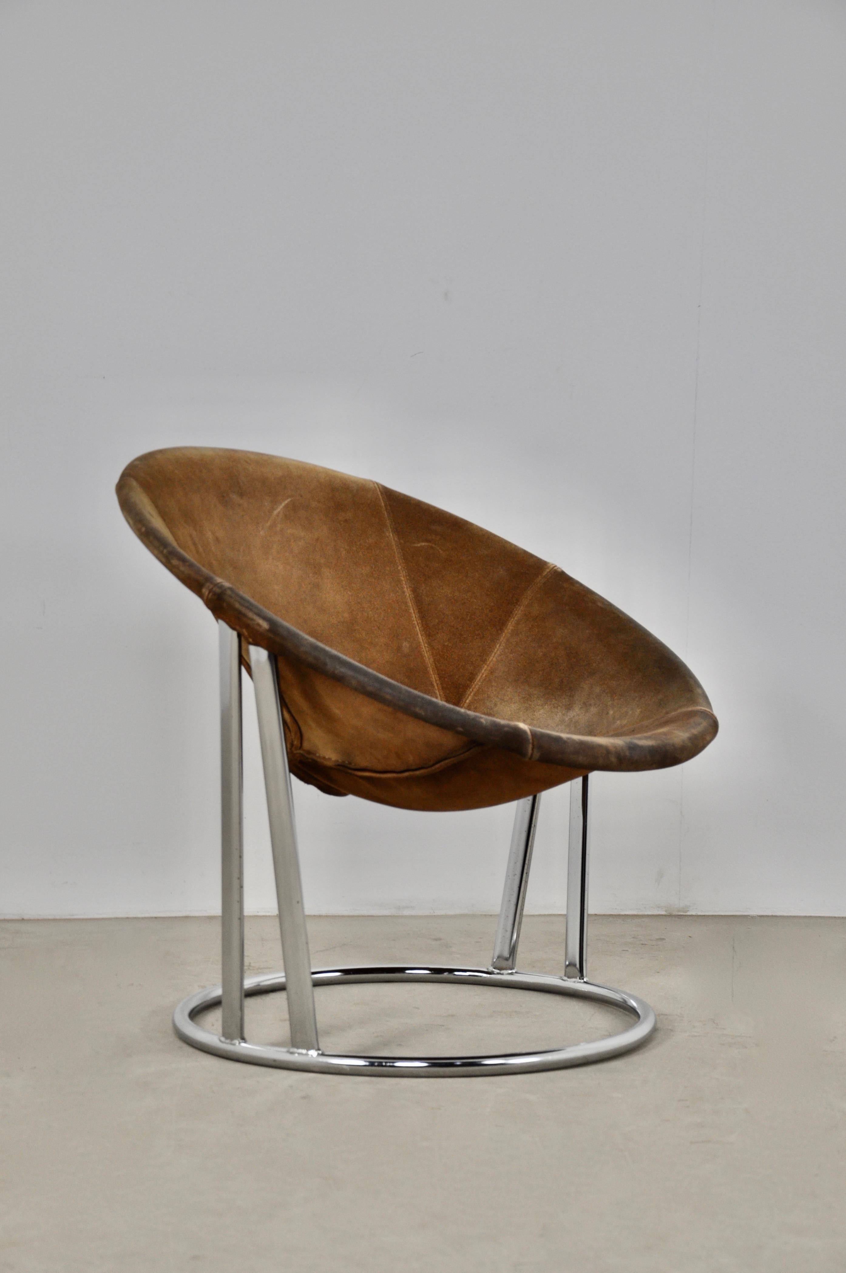 Armchair in suede and chromed metal. Seat height: 37cm. Wear due to time and age of the chair.