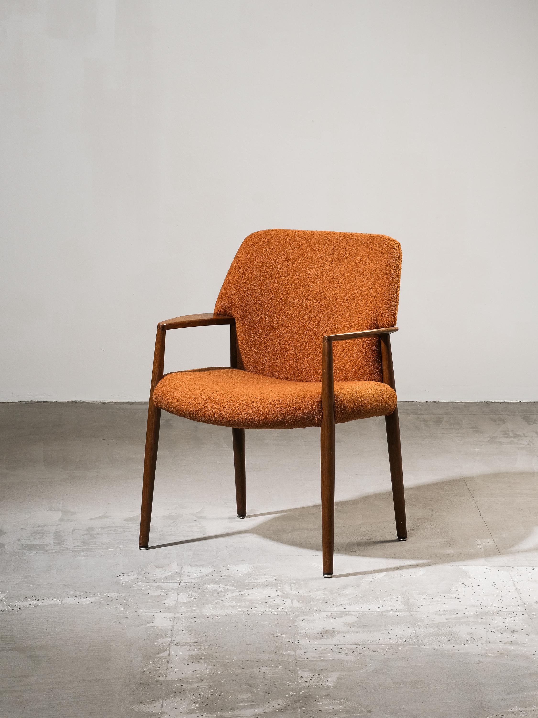 Rara versione del modello 4205 di Aksel Bender Madsen & Ejnar Larsen progettato nel 1955 per Fritz Hansen.

La poltrona ha gambe e braccioli in faggio tinto ed è molto comoda. La sedia è stata rivestita con un morbido e soffice tessuto di qualità di