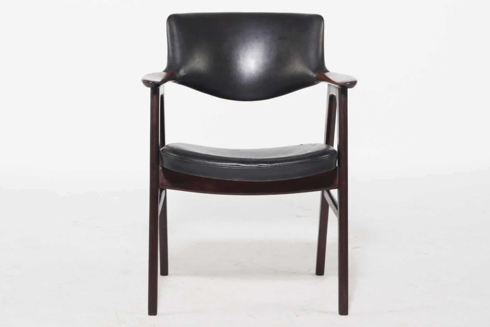 Hardwood frame with leather upholstered seat and back rest. Designed by Erik Kirkegaard for Høng Stolefabrik in the 1960s, model 43. 
Original condition.
