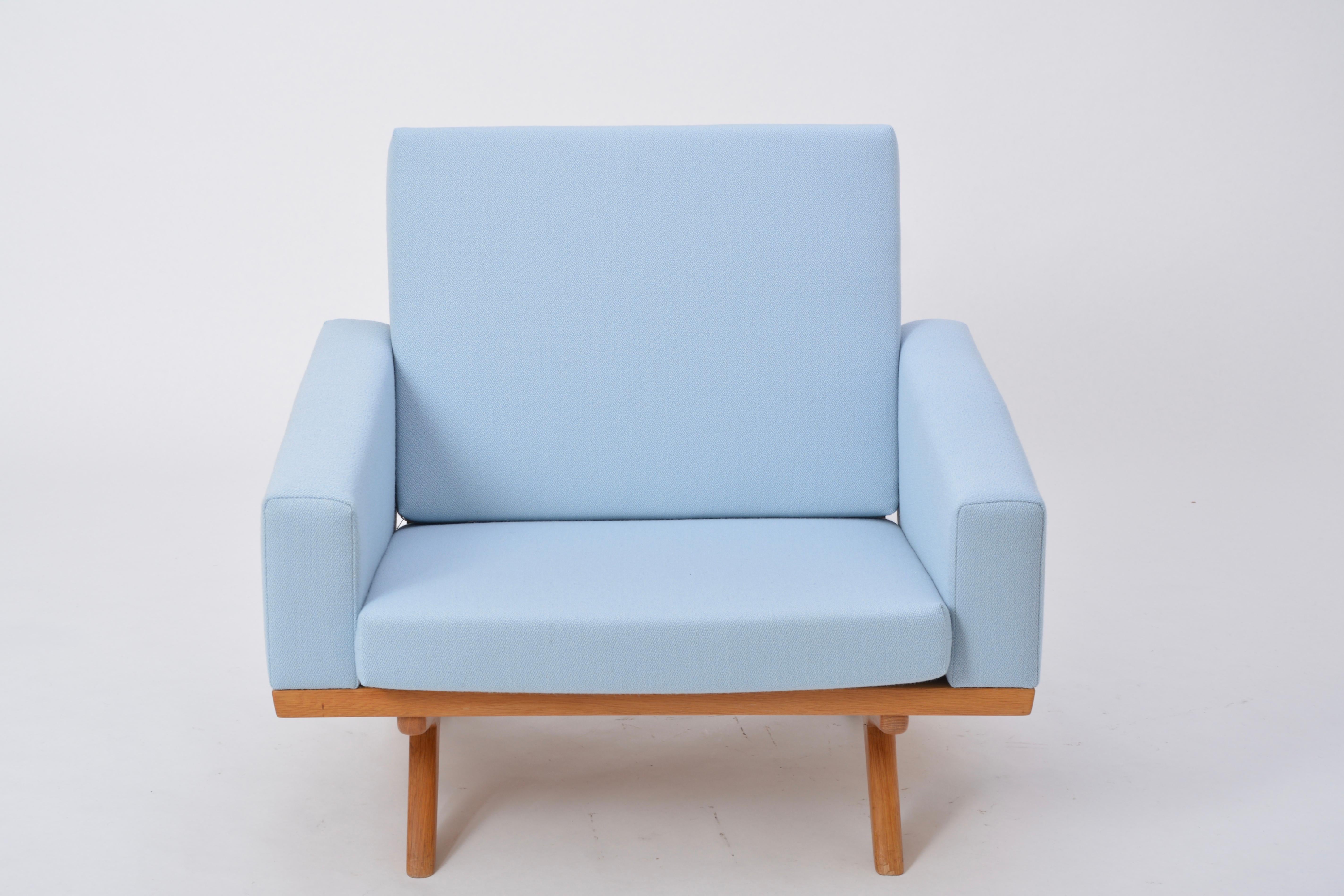 Danish Mid-Century Modern armchair by Georg Thams for Vejen Polstermøbelfabrik

This armchair was designed by Georg Thams in 1964 and produced by AS Vejen Møbelfabrik in Denmark. The chair is made of oak, back cushion and seat cushion are loose. The