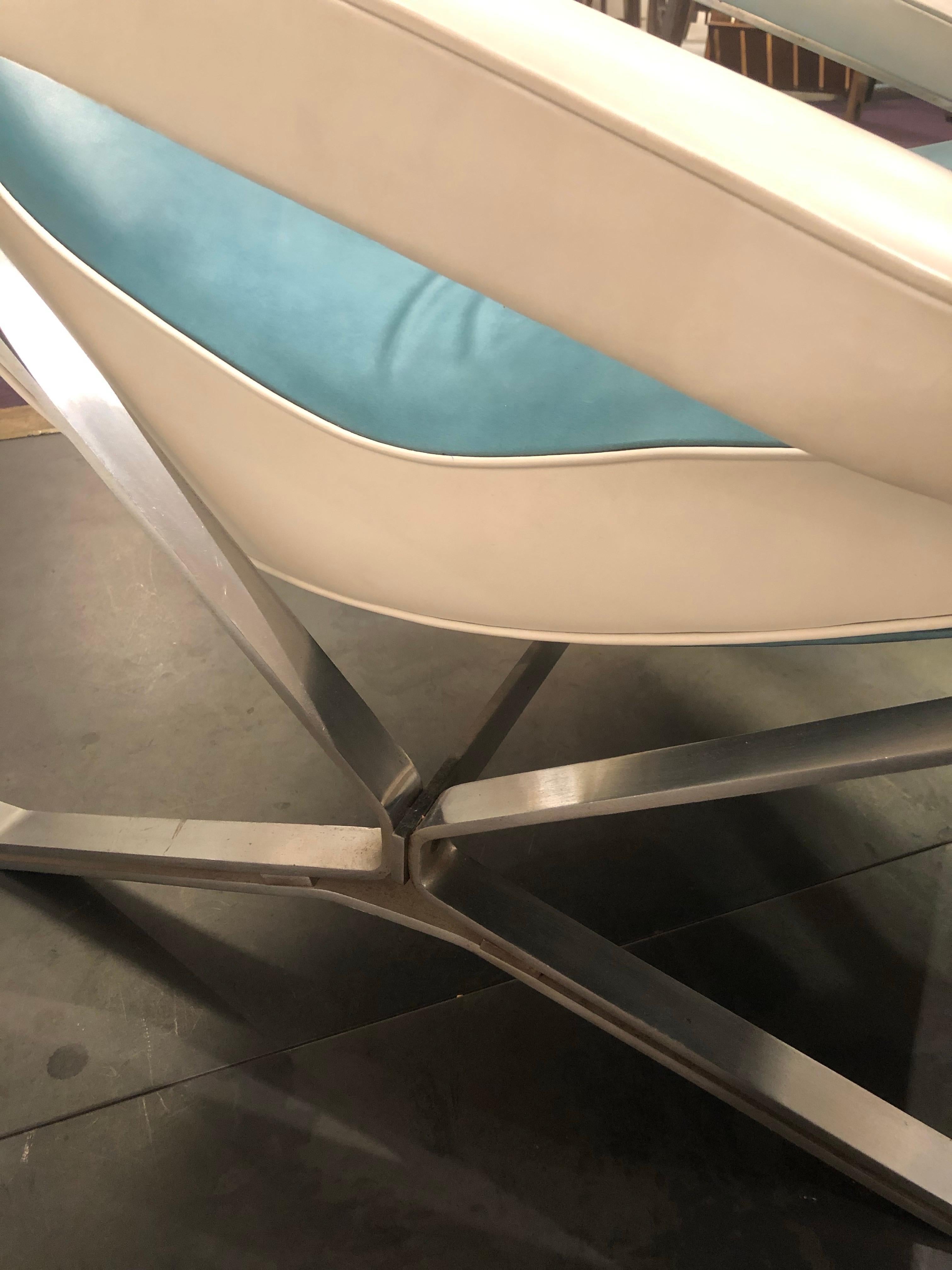 Rare fauteuil en acier brossé et cuir bleu et blanc, par Gianni Steele pour Formanova, Italie vers 1970.
Très confortable !