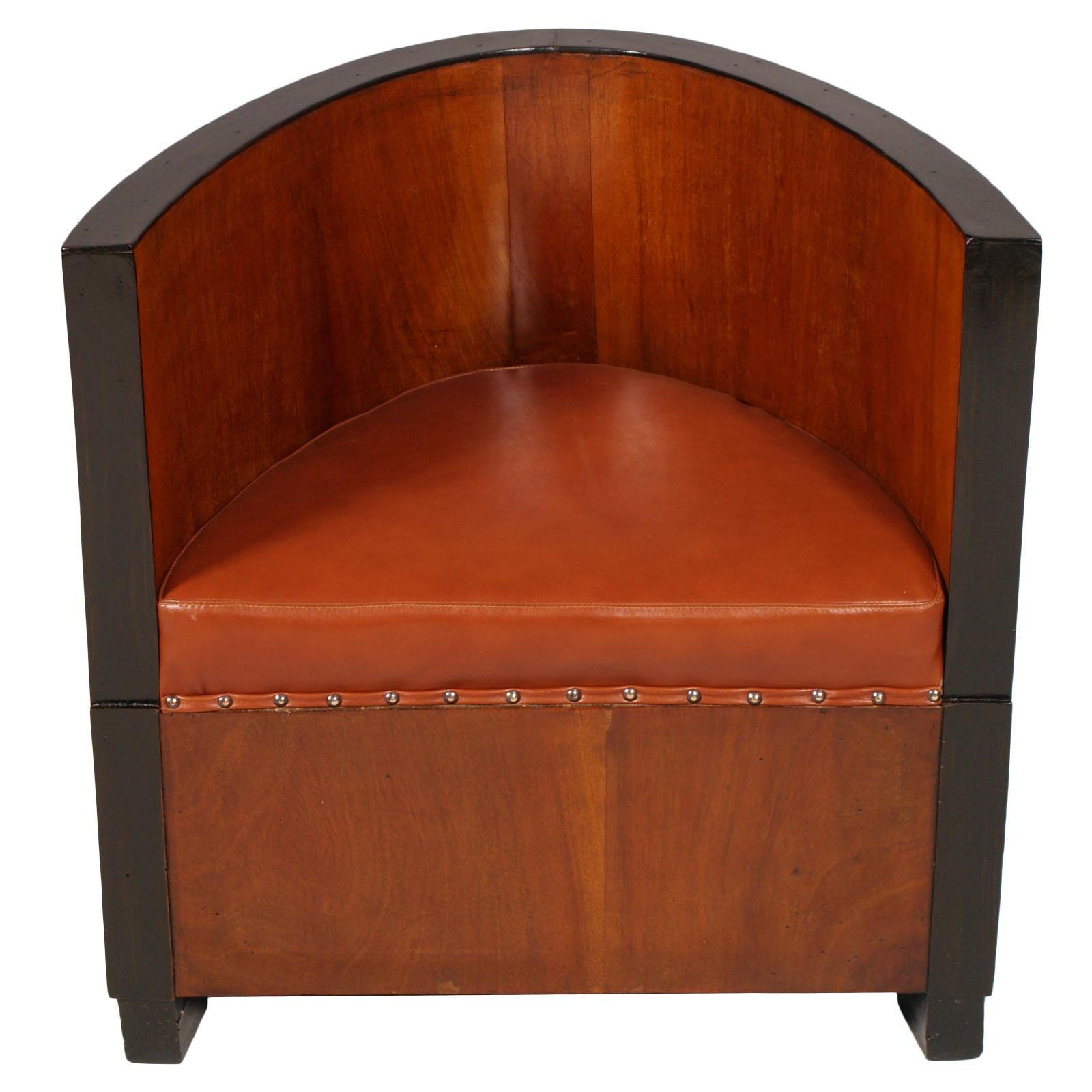 1920s Armchair by Gino Maggioni for Atelier Borsani Varedo new leather upholstered in veneered walnut, wax polished. 

Measures cm: H 37/62 x W 62 x D 44.