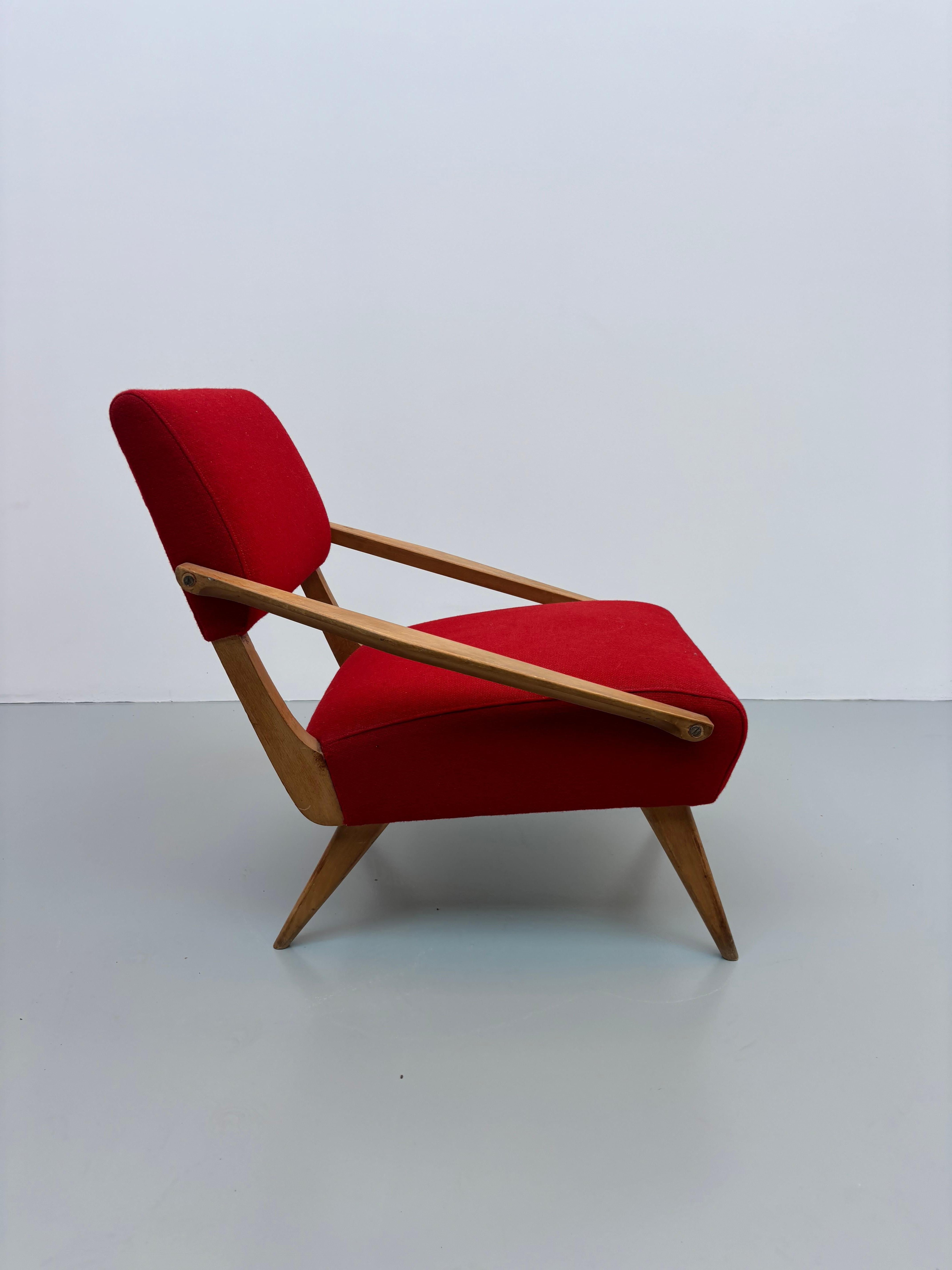 Raros fauteuils par Gio Ponti pour Boucher et Fils, 
Este editor distribuye algunos modelos de Ponti en Francia. 