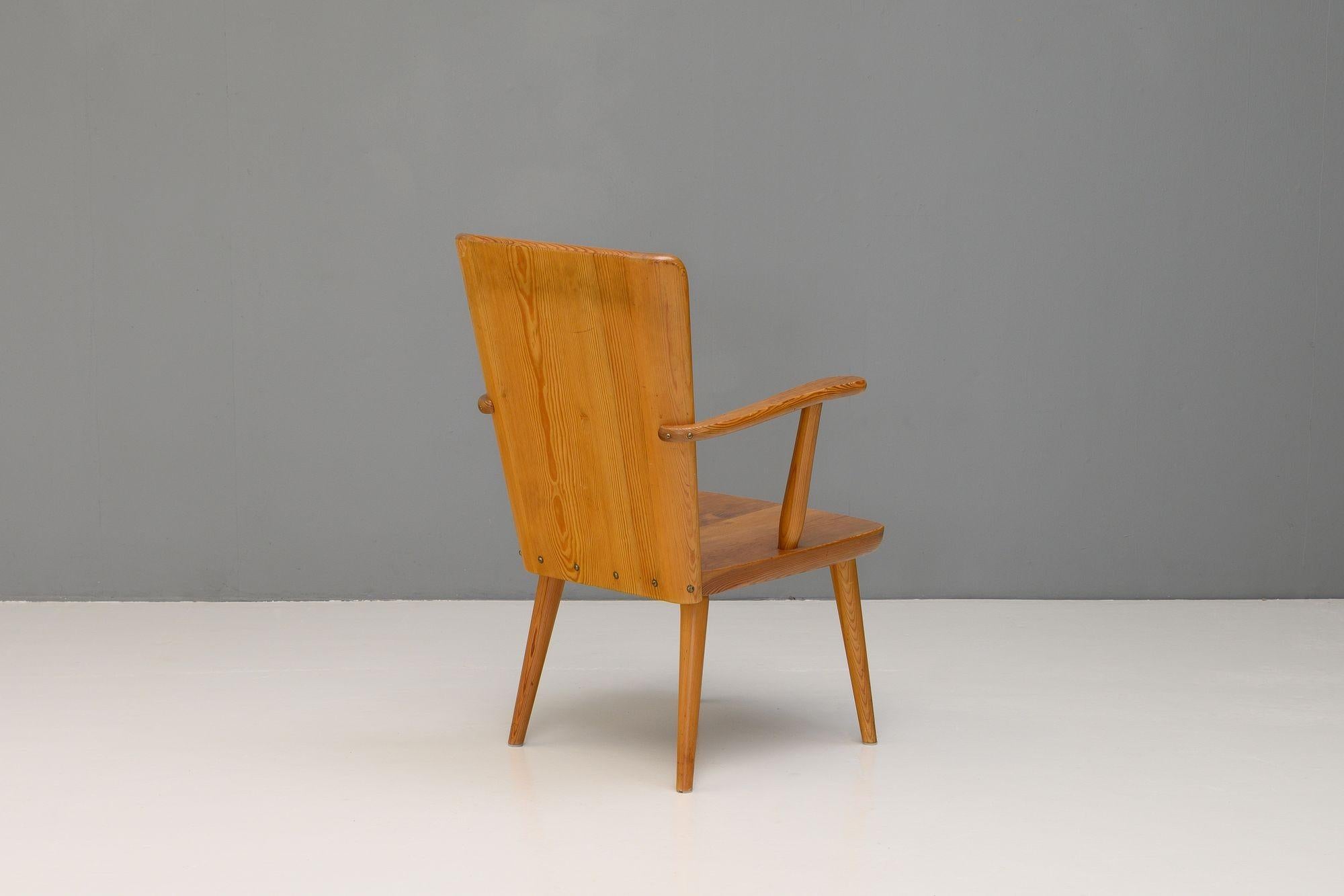 Solid pine armchair by Göran Malmvall. Great original condition. Sweden circa 1950.
H 85cm (SH 37cm) x W 58cm x D 57cm