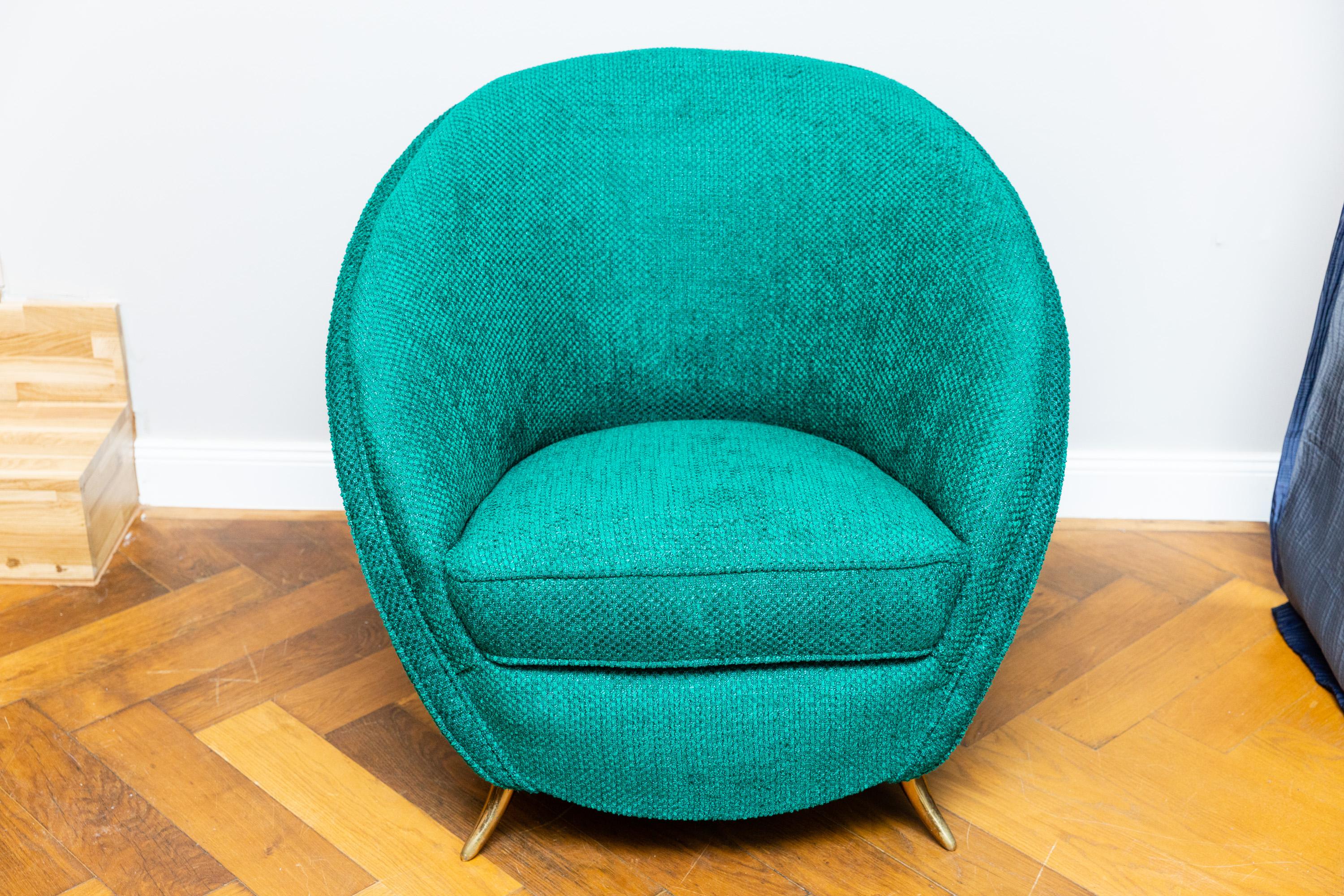 Rare armchair designed by Guglielmo Veronesi for ISA Bergamo, Italy, circa 1950. Curved back armchair with brass legs. Completely reupholstered and newly upholstered with green fabric by Designer Guild. Very good condition.
Measures: Height neck 73