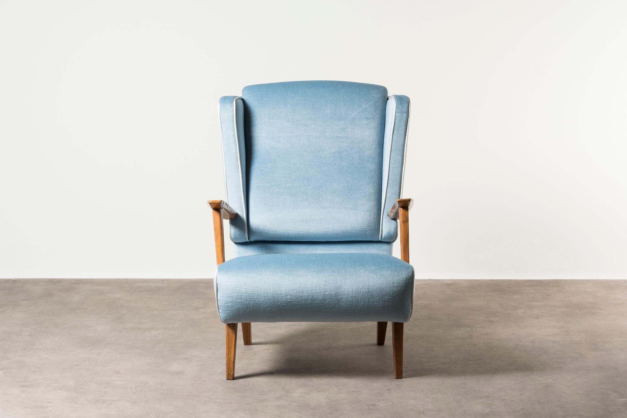 Armchair by Gustavo Pulitzer Finali. Italy, 1956. Designed for the Cristoforo Colombo ship. Ash wood, velvet upholstery. Measures: 65 x 82 x H 93 cm. 25.6 x 32.3 x H 36.6 in.
Please note: Prices do not include VAT. VAT may be applied depending on