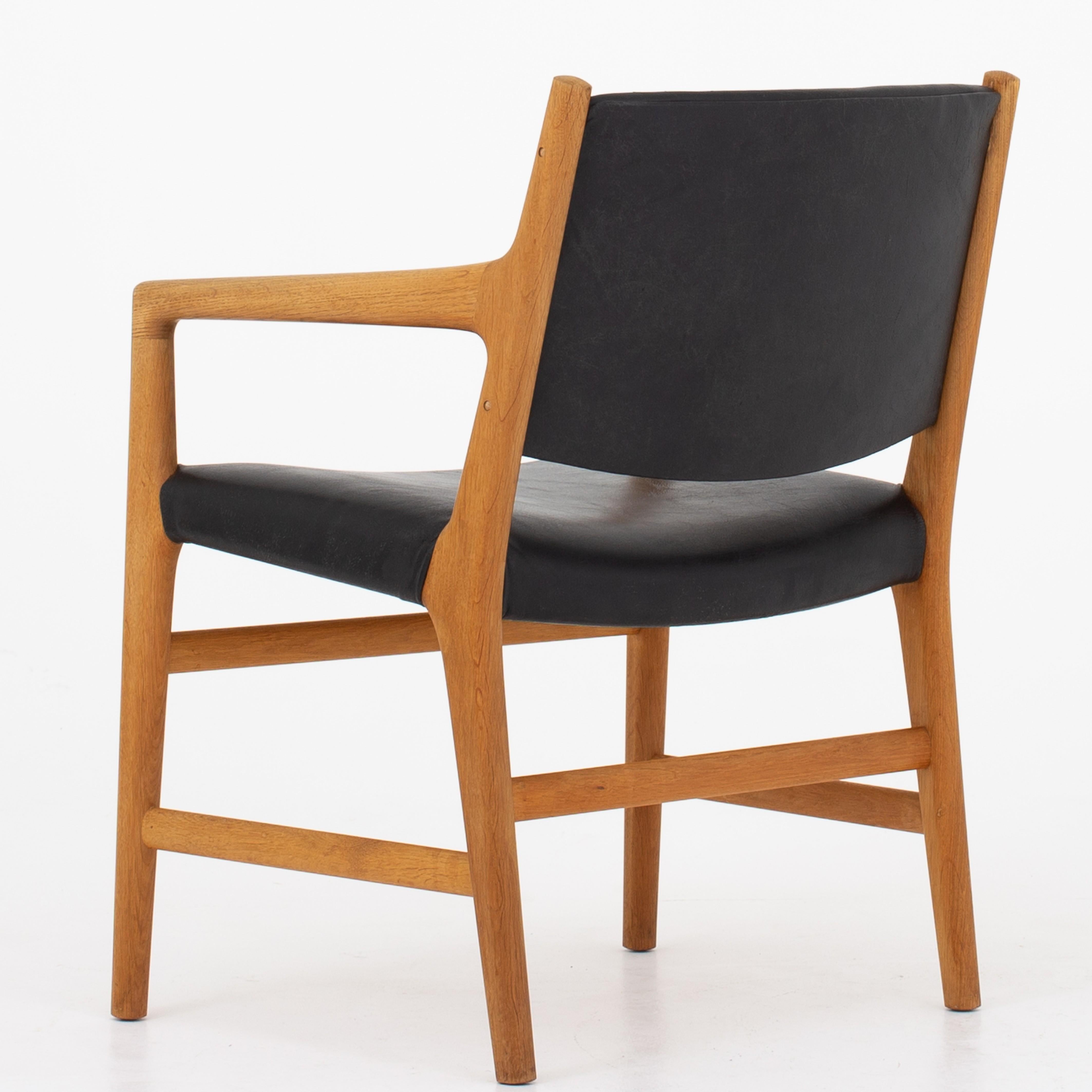 JH 507 - armchair in oak with patinated, black leather. Rare model. Maker Johannes Hansen.