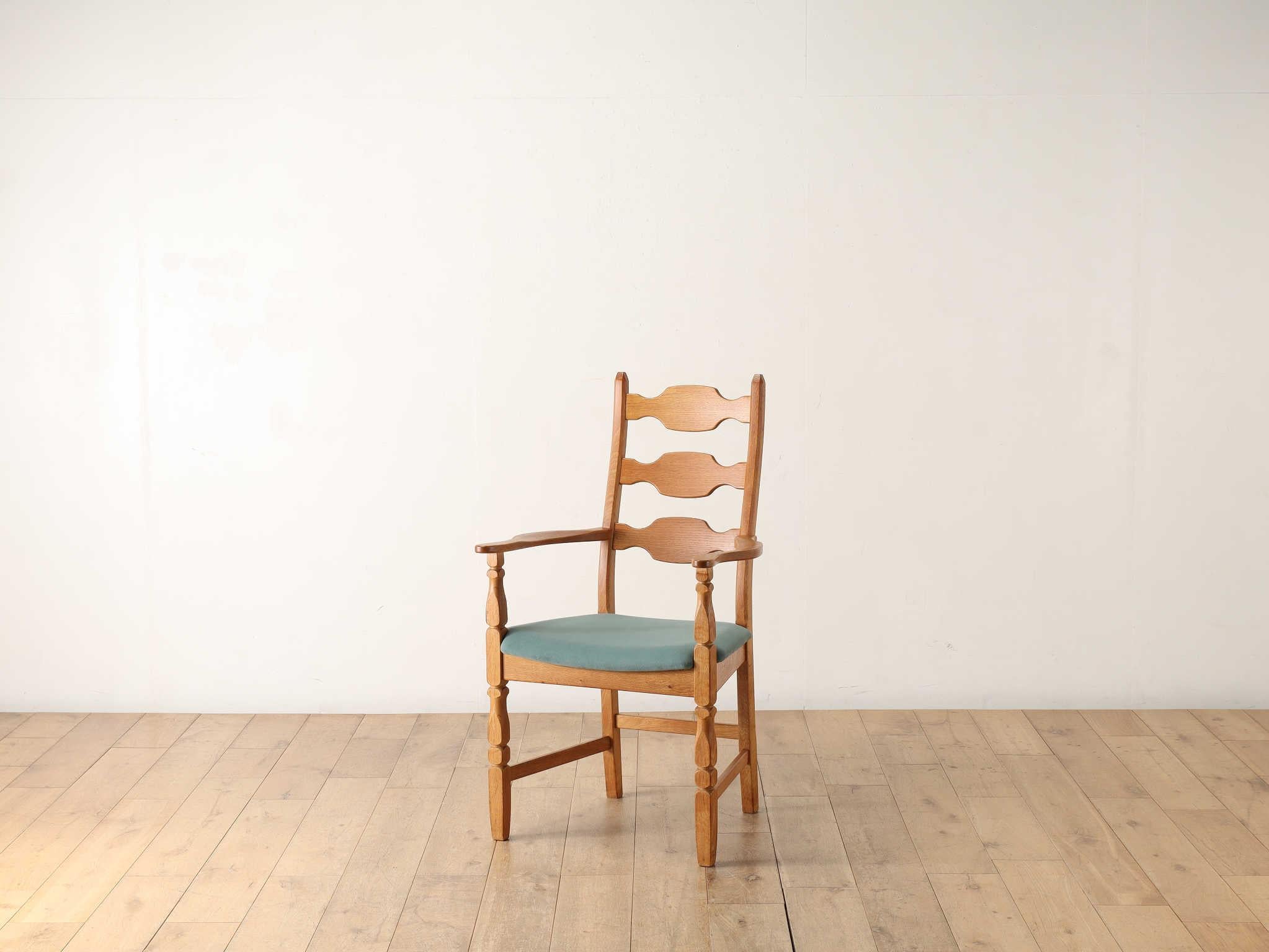 Este sillón fue diseñado por Henning Kjærnulf, arquitecto danés activo a mediados de siglo. Es una versión poco común de la serie 
